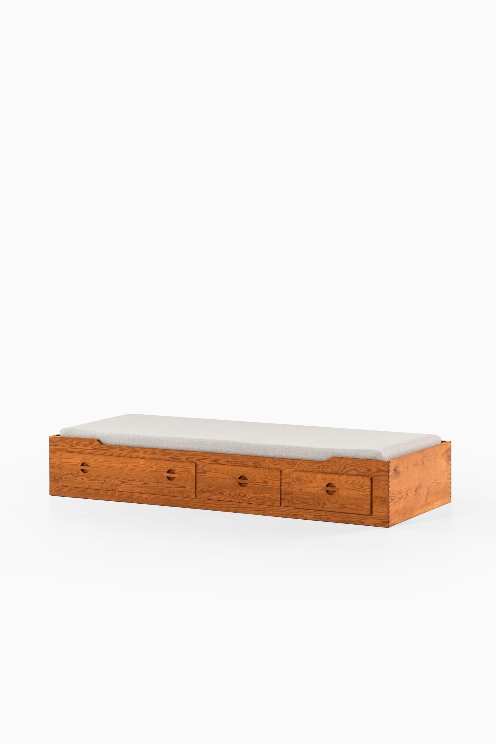 Bett / Tagesbett, hergestellt in Schweden im Angebot 1