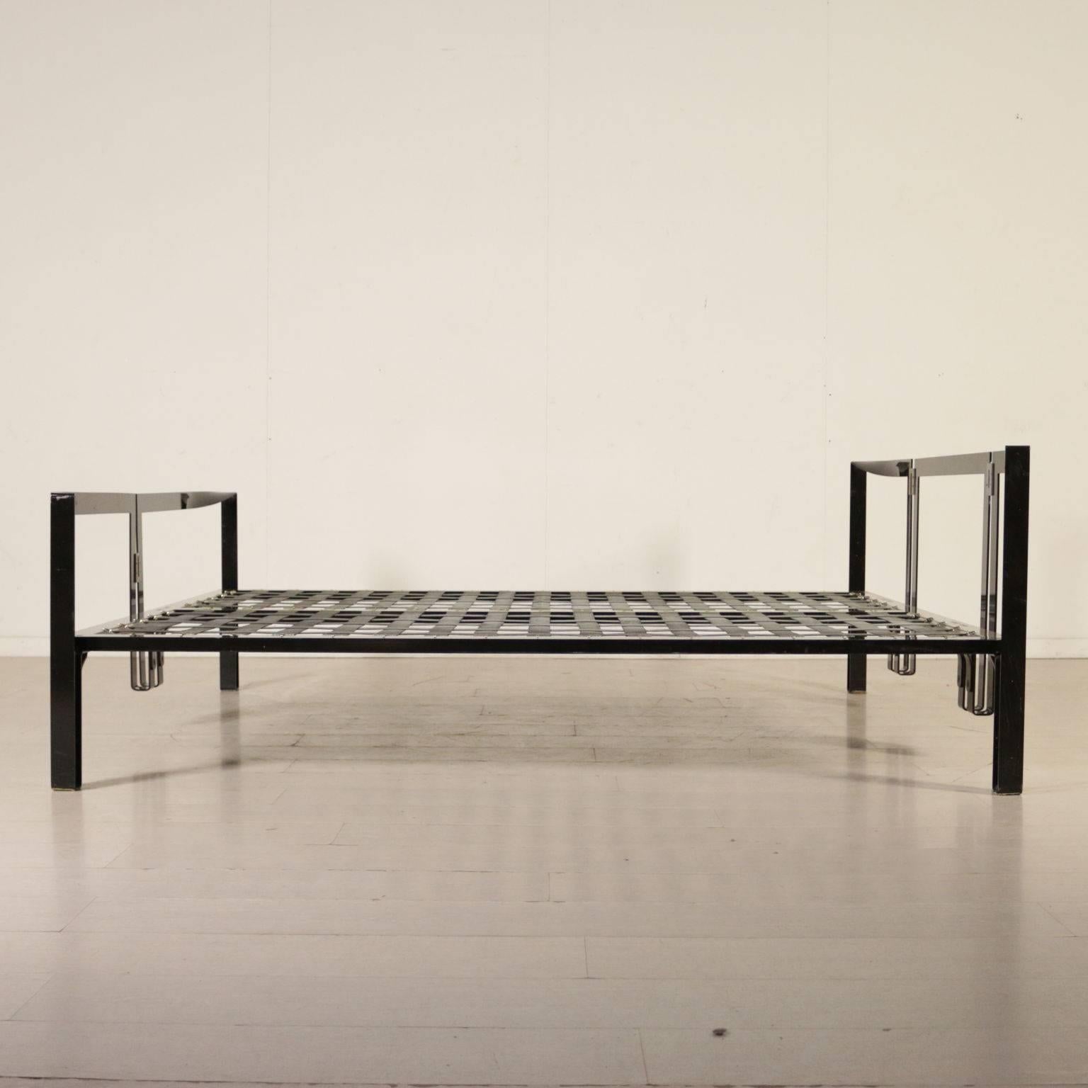 Bed Designed by Tobia Scarpa Lacquered Metal Vintage, Italy, 1980s 7
