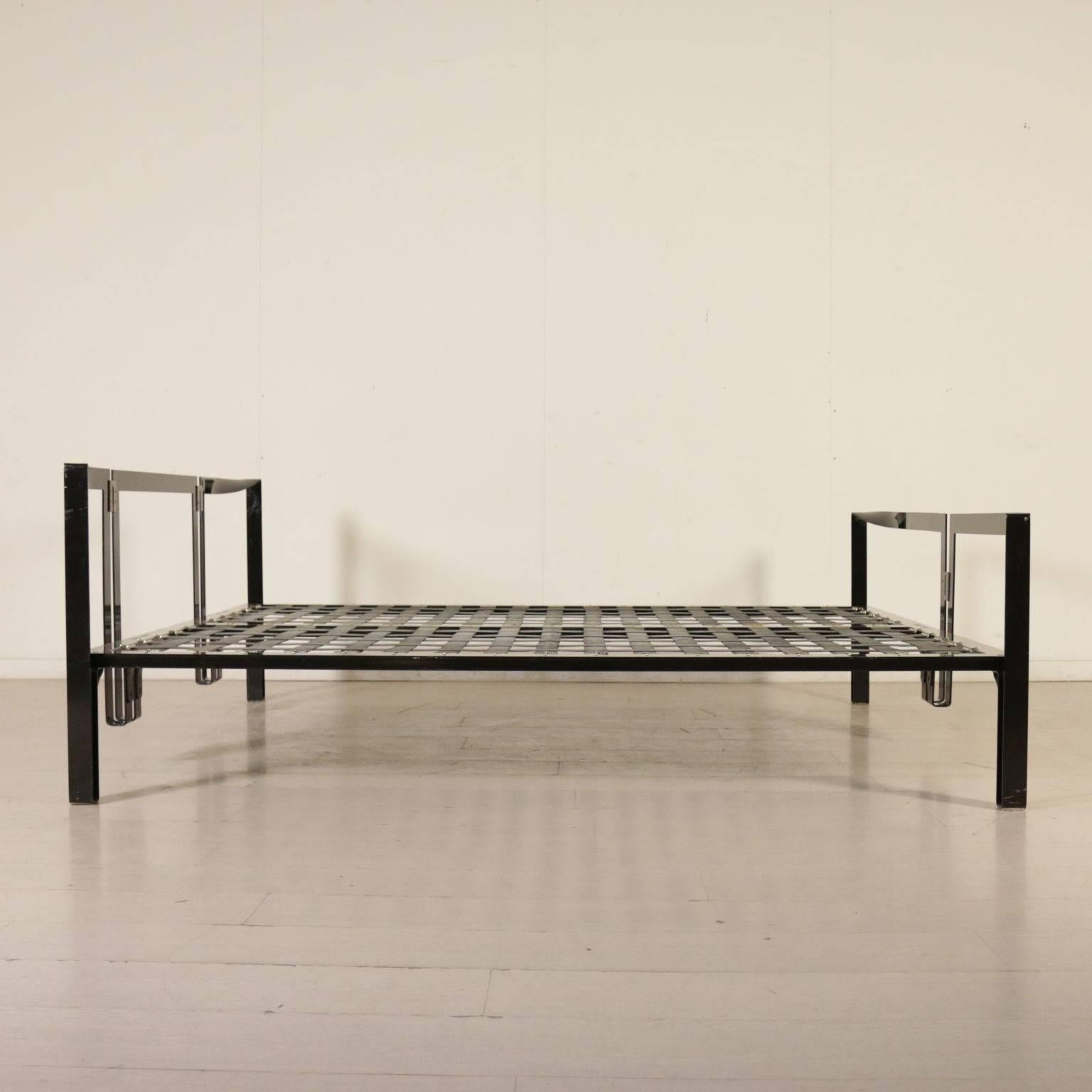 Mid-Century Modern Bed Designed by Tobia Scarpa Lacquered Metal Vintage, Italy, 1980s