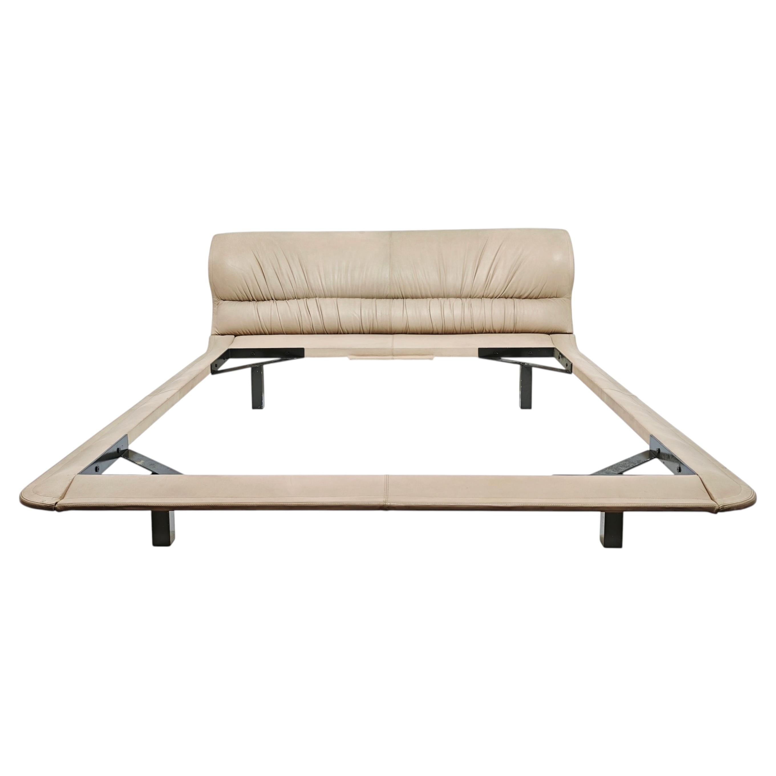 Letto matrimoniale in pelle Giovanni Offredi per Saporiti Wave Model Midcentury Italia anni '80