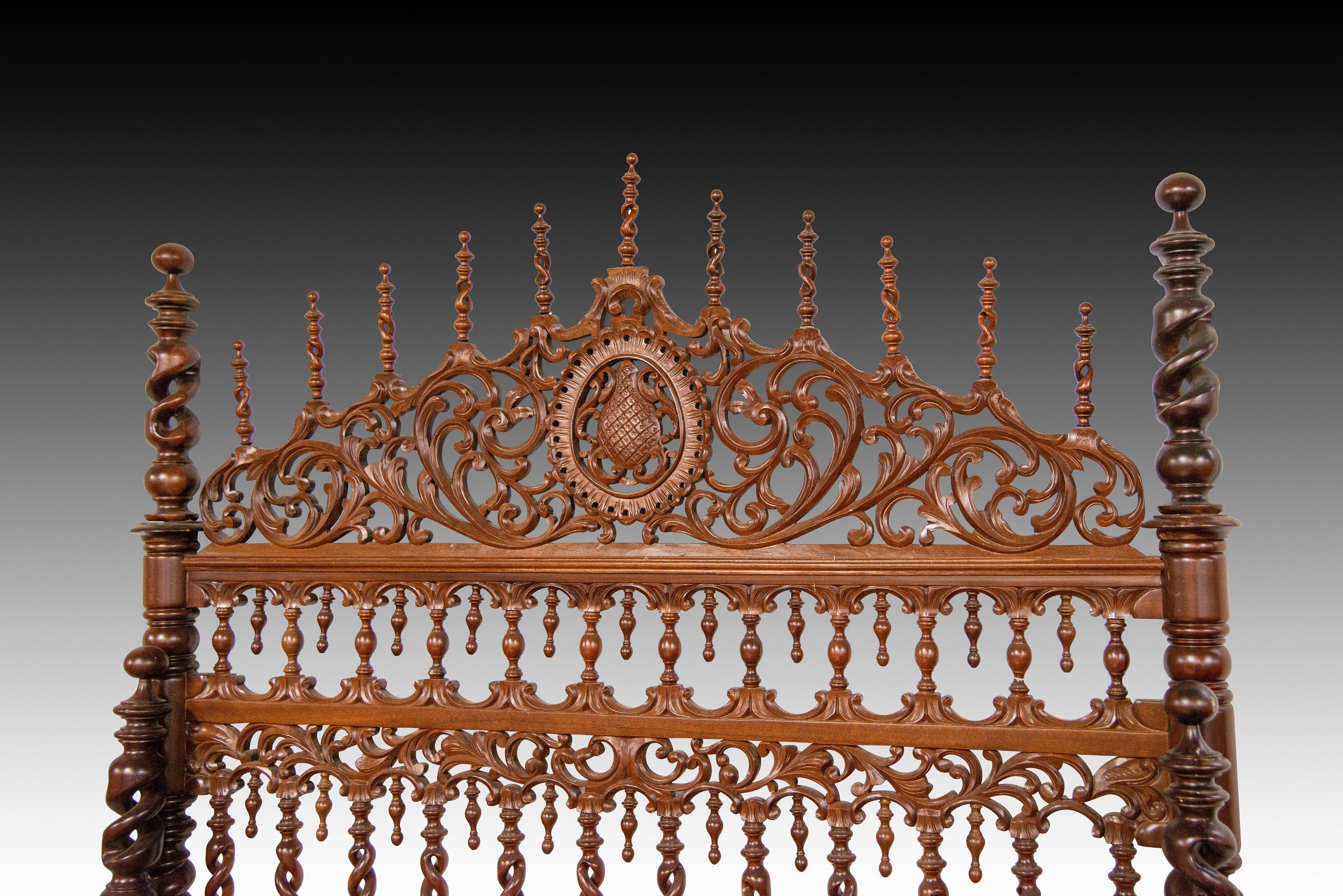 Bed frame. Carved and turned wood. 20th century, following ancient models. (Sonstiges) im Angebot