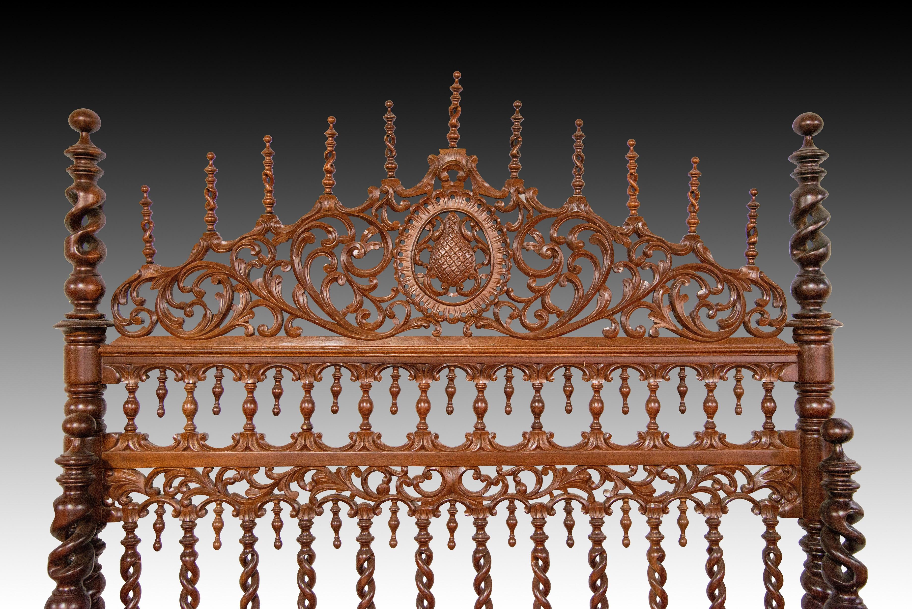 Bed frame. Carved and turned wood. 20th century, following ancient models. (Europäisch) im Angebot