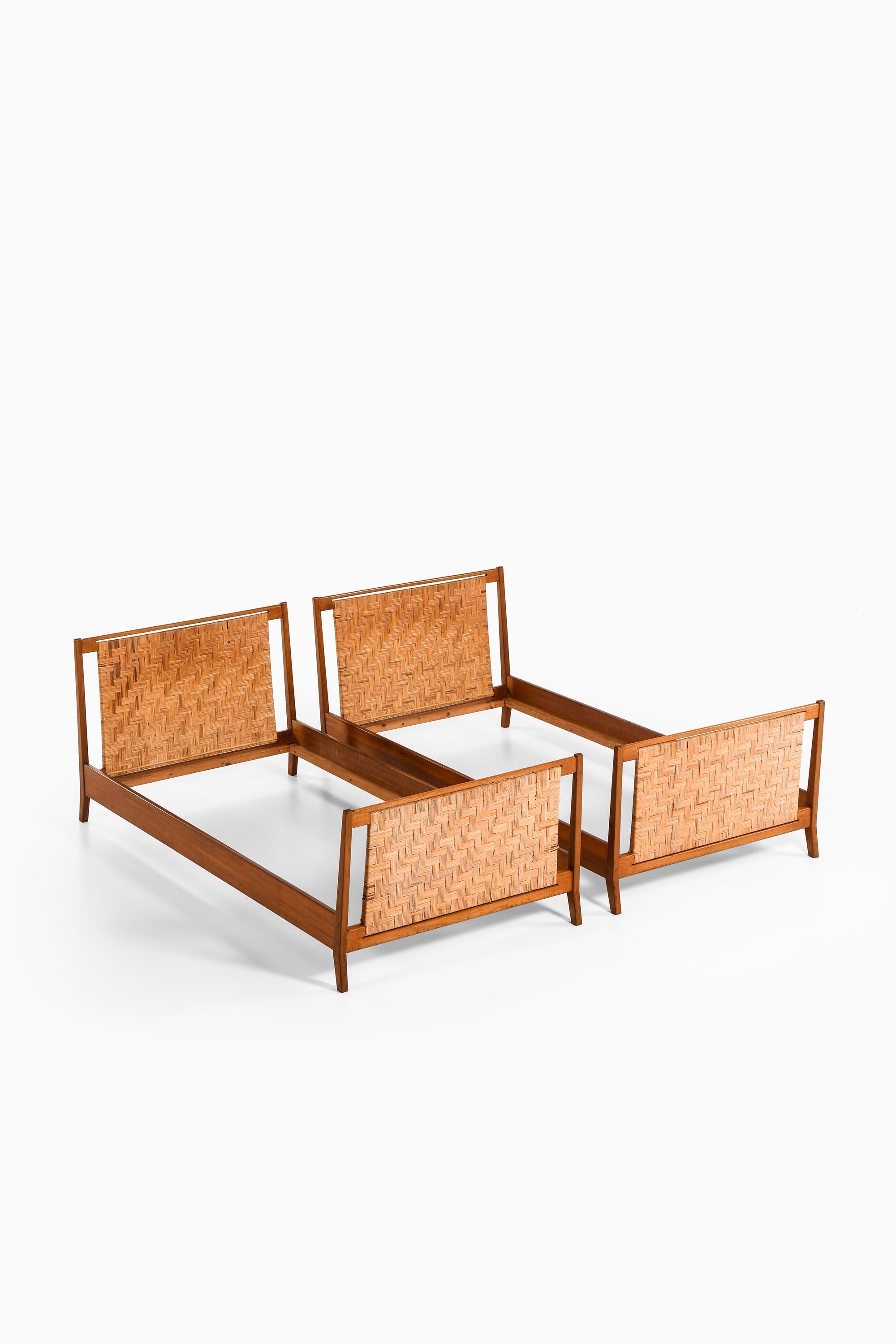 Bed Frames in Mahogany and Cane by Josef Frank, 1940's

Additional Information:
Material: Mahogany and cane
Style: Mid century, Scandinavian
Produced by Svenskt Tenn in Sweden
Dimensions (W x D x H): 106 x 225 x 78.5 (65.5) cm
Dimensions mattress (W