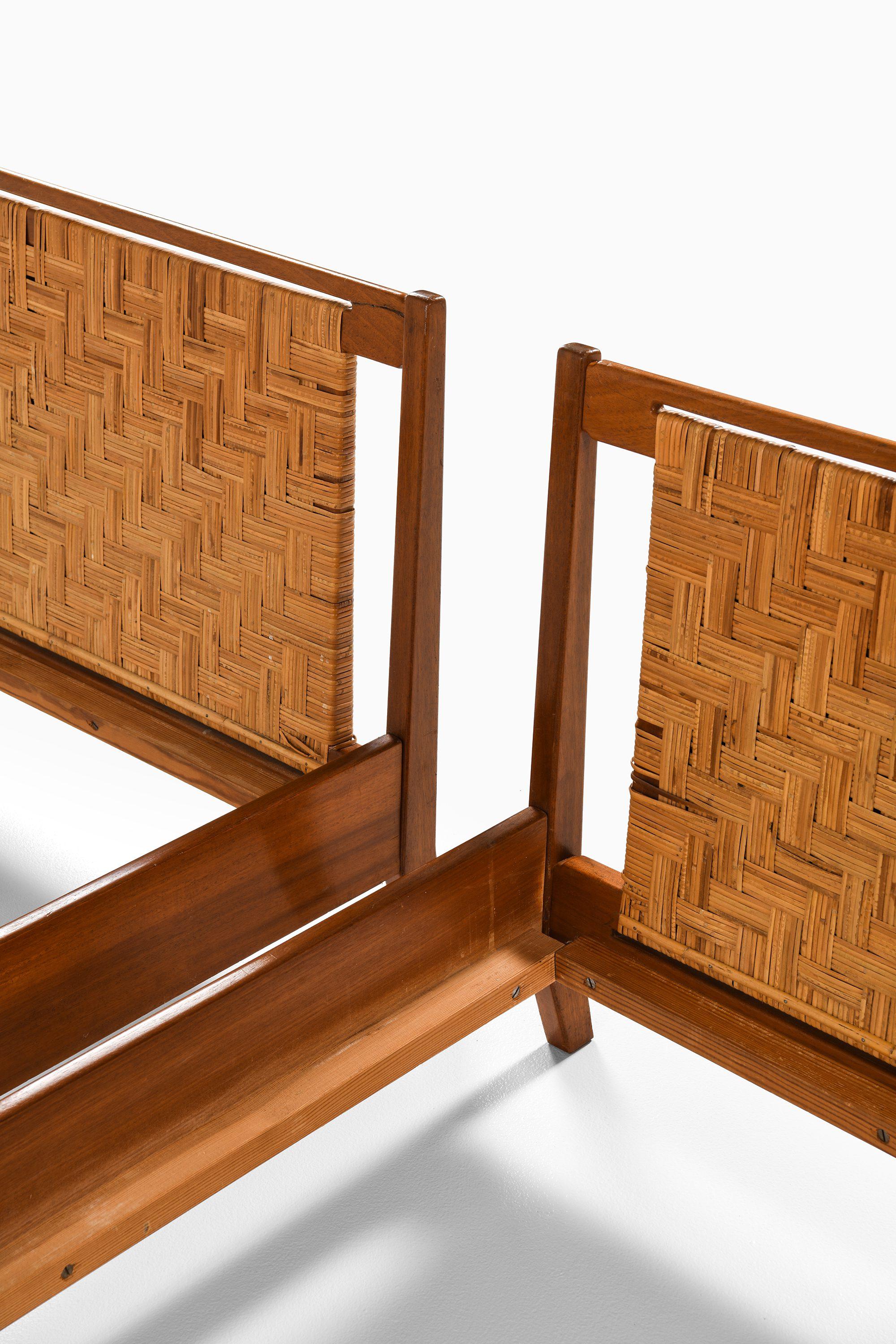 Bed Frames in Mahogany and Woven Cane by Josef Frank, 1940's In Good Condition For Sale In Limhamn, Skåne län