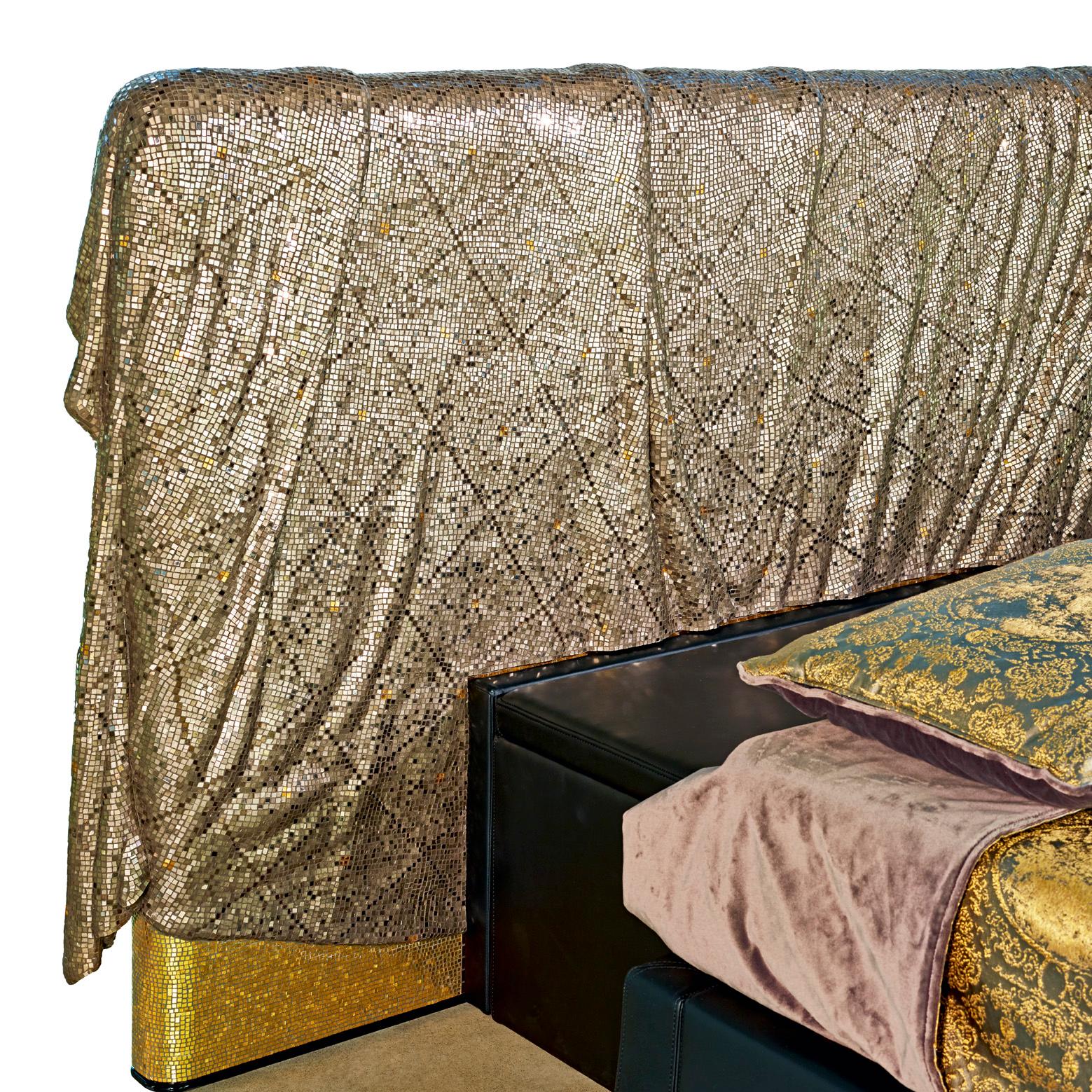 italien Tête de lit tête de lit en mosaïque artistique 3D avec base en platine doré et boîte en cuir, ouverte par moteur en vente