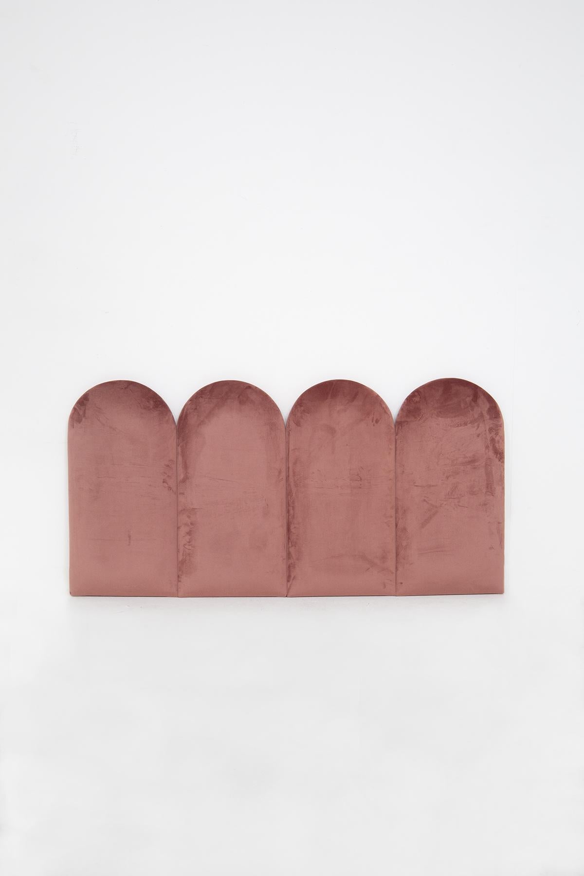 Wonderful customizable bed headboard, made in Italy by Vinta Domus, new production.
The headboard is totally made of a fantastic pink velvet, very soft and comfortable. The structure is created by segments that round off at the tip, giving