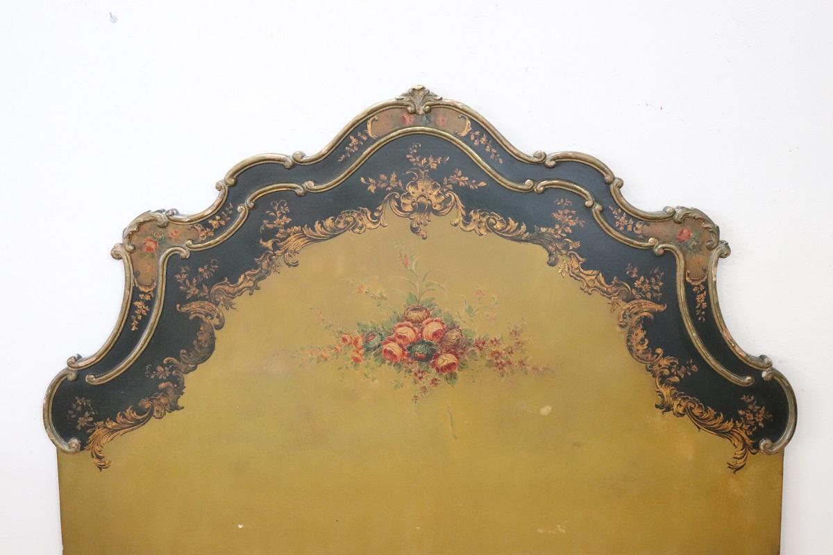 Nos complace presentar este exquisito cabecero italiano, fabricado en la segunda mitad del siglo XX. Hecha de madera lacada en vibrantes tonos verdes, presenta encantadores adornos florales que realzan su belleza. El diseño presenta líneas onduladas