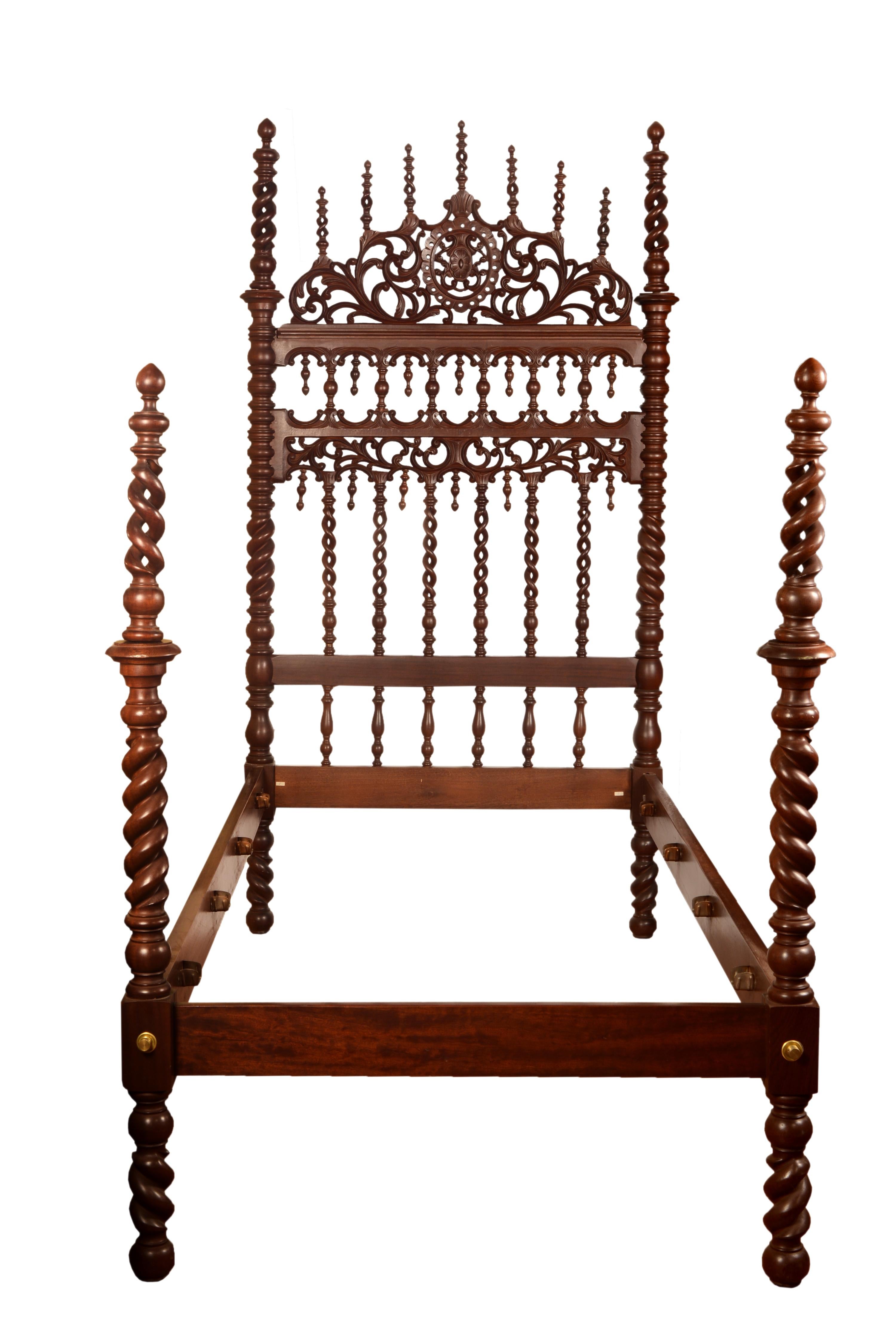 The lower structure appears smooth, with projections for the slats of the bed. The four legs and the crosspieces of the feet and those that flank the headboard present a magnificent turned carving in spirals, in addition to balusters and pineapples.