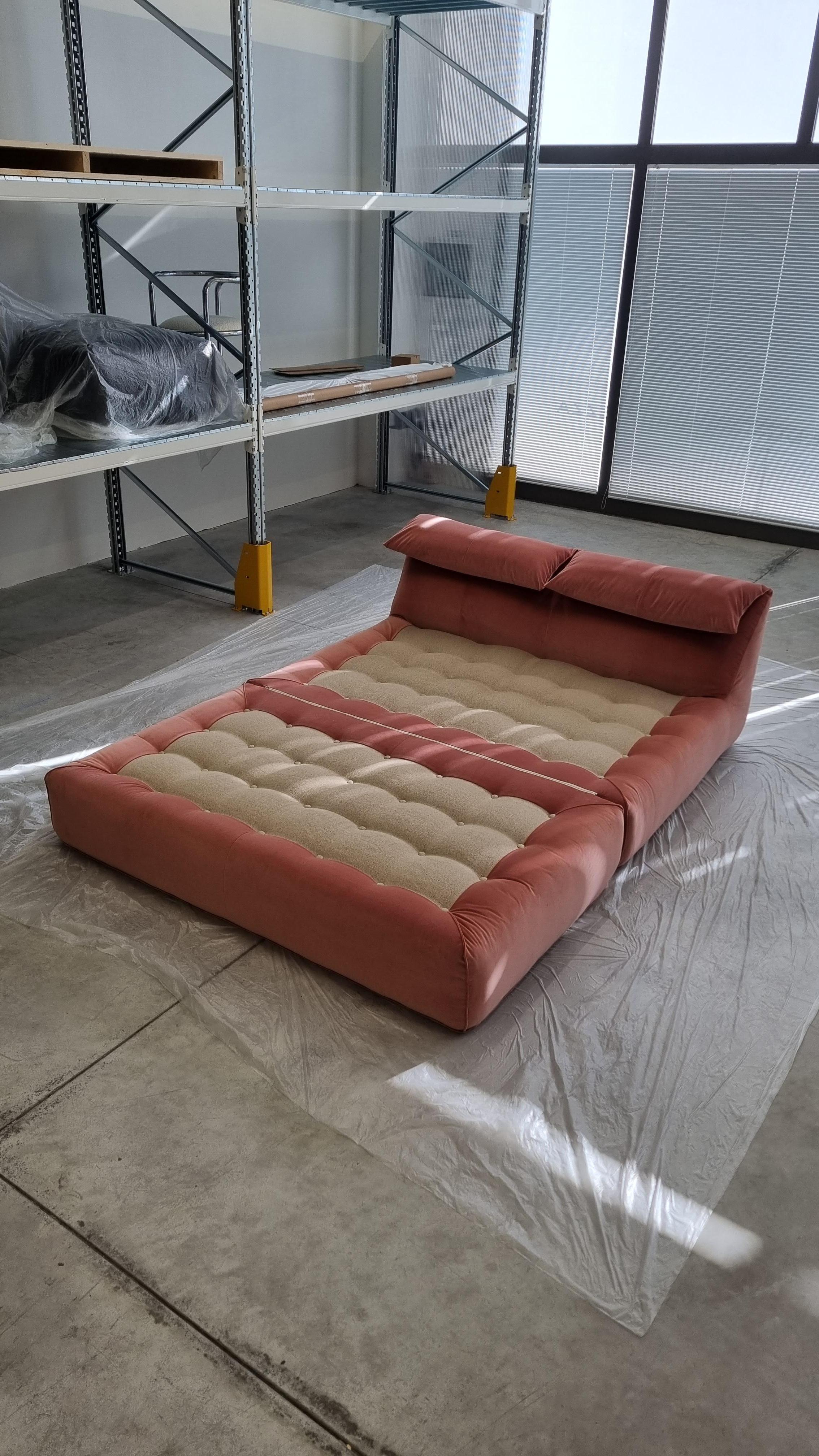 Cama de  Serie Le Bambole  diseñado por Mario Bellini para B&b Italia 1970, retapizado en terciopelo de algodón y lino. 
Cuidadosamente restaurado en terciopelo rosa antiguo y lino para garantizar la transpirabilidad del colchón, Bamboletto está