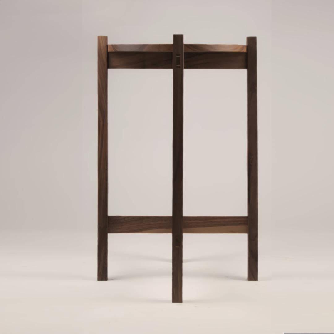 Table de nuit ou d'appoint élégante en noyer noir - Un mélange de design moderne et d'artisanat intemporel

Cette table de nuit ou table d'appoint sophistiquée est méticuleusement fabriquée à la main à partir d'un riche noyer noir, fini avec un