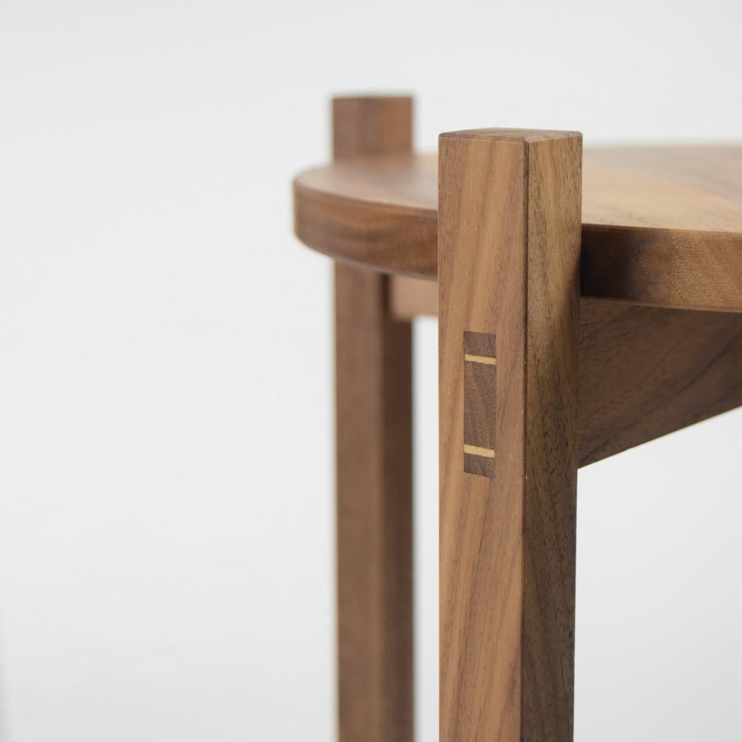 Moderne Table de nuit en noyer noir - Table d'appoint moderne Handcraft avec finition à l'huile en vente