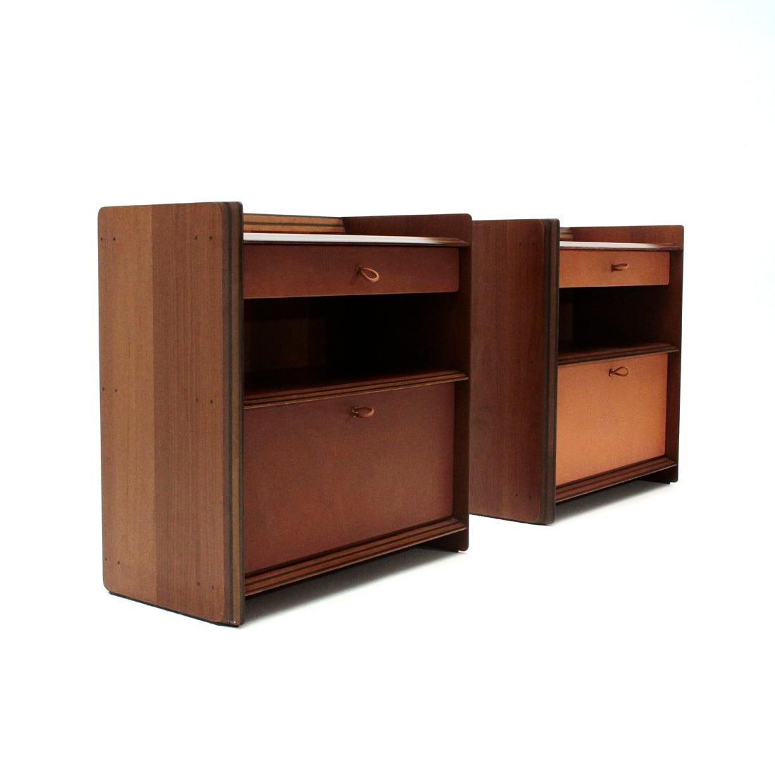 Bedside tables produced by Max Alto based on a project by the Afra and Tobia Scarpa architects in the 1970s.
Side back supports and shelves in laminated wood veneered with slats with rounded corners.
Front panels of the drawers covered in leather,