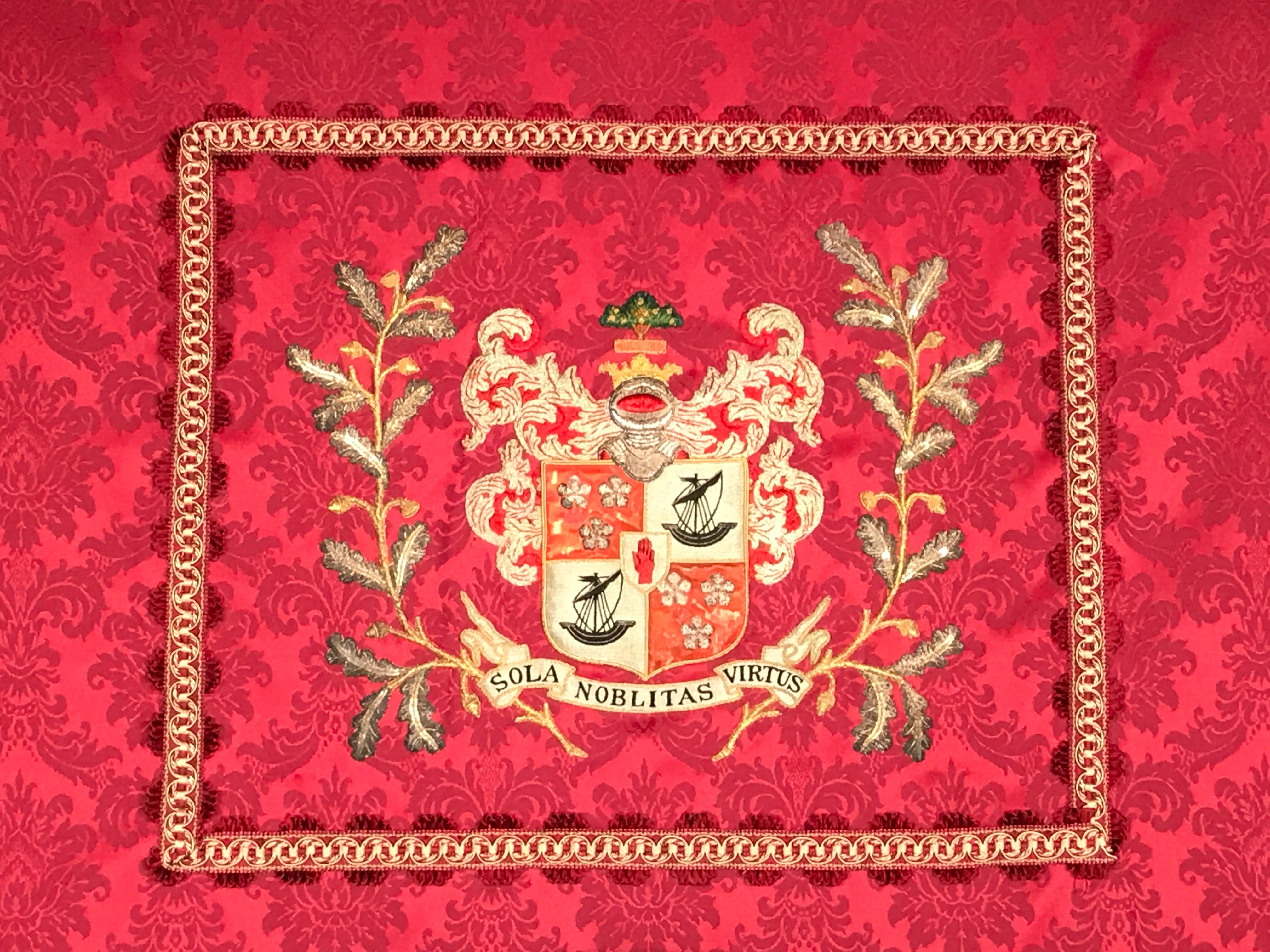 Menuiserie Testeur de lit Chippendale Claret Red Damask Duke Hamilton Scotland Banner en vente
