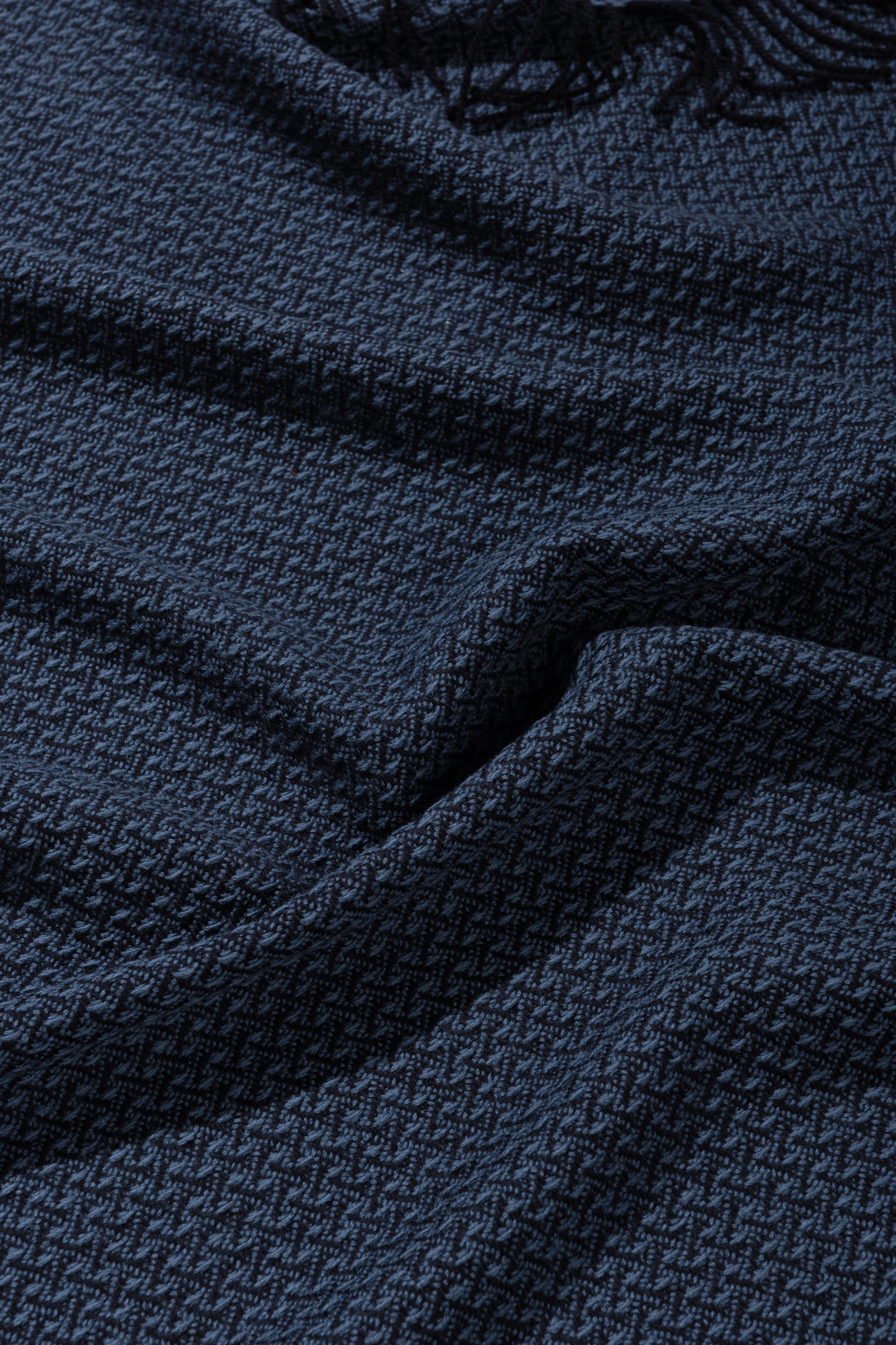 Bett-Überwurf Zigzag aus extra feinem Merino in Blau von Catharina Mende (Moderne) im Angebot
