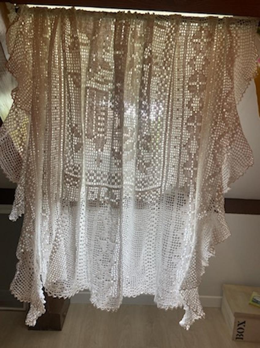 Transformez votre chambre à coucher avec ce magnifique jeté de lit en coton, entièrement réalisé au crochet. Ce chef-d'œuvre artisanal apporte une touche d'élégance et de confort à votre intérieur, tout en reflétant un savoir-faire traditionnel