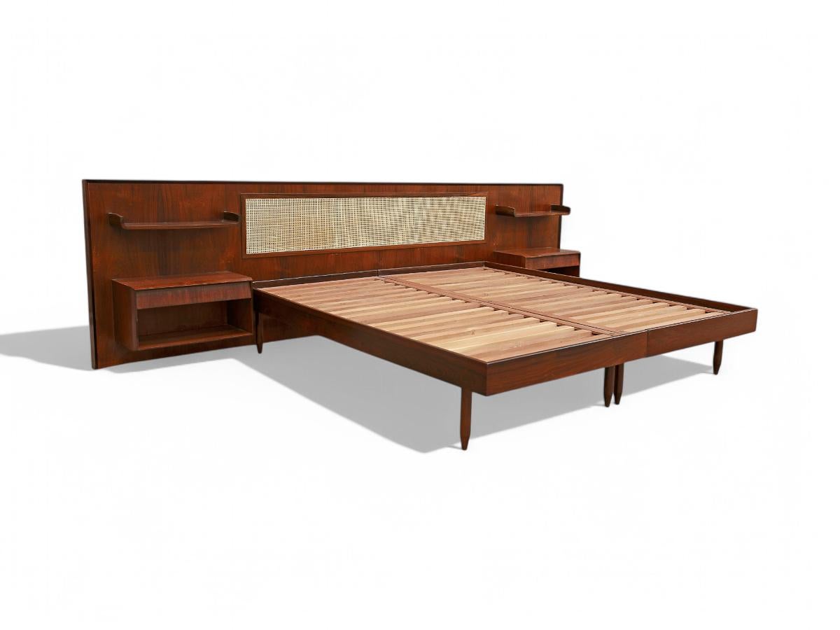 Bed with Headrest in Hardwood by Carlo Hauner for Forma c. 1950s Caña en venta