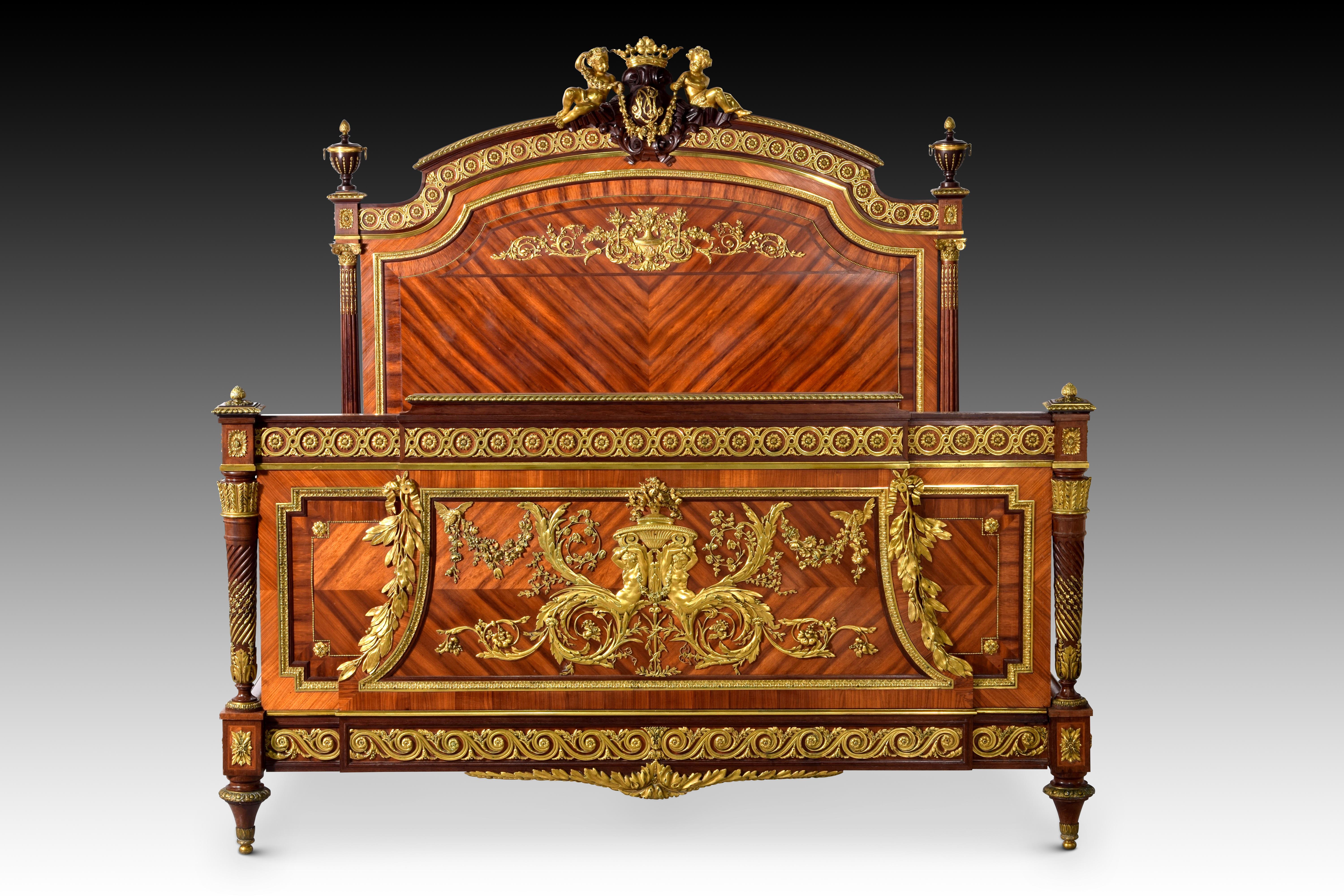Bed. Wood (mahogany and rosewood), gilded bronze, metal. QUIGNON FILS. Paris, France, towards the last third of the 19th century. 
Signed on frame.
 Bed frame with four legs made of different woods, among which mahogany stands out, and decorated
