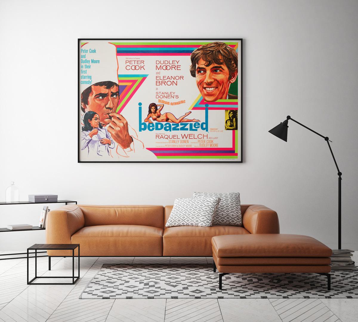 Magnifique et rare quadrette britannique de la première année de diffusion pour la comédie classique des années 60 Bedazzled avec Peter Cook, Dudley Moore et Raquel Welch. Nous adorons le design saisissant de Tom Chantrell, aux couleurs