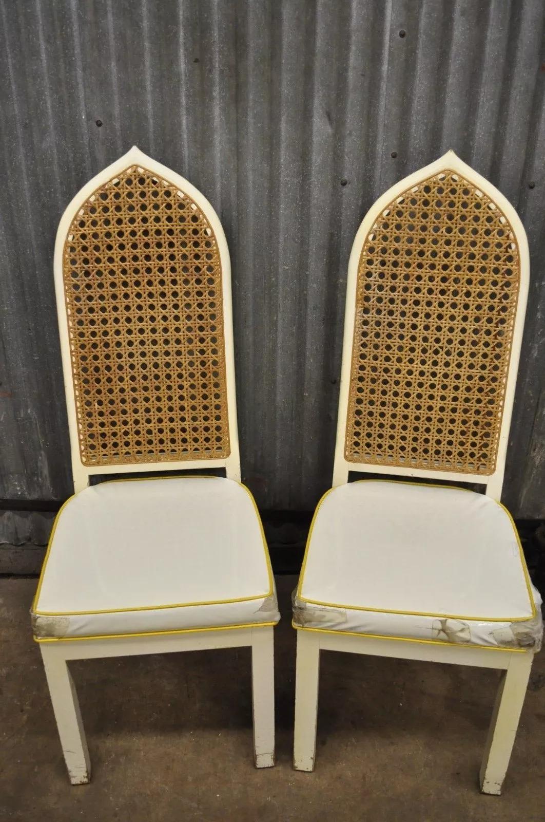 Bedell Vintage Hollywood Regency Cane Back Pagoda Dining Side Chairs (B) - Pair. L'article se caractérise par des dossiers en canne pointue, une assise en vinyle blanc, une finition laquée blanche, une construction en bois massif, des lignes épurées