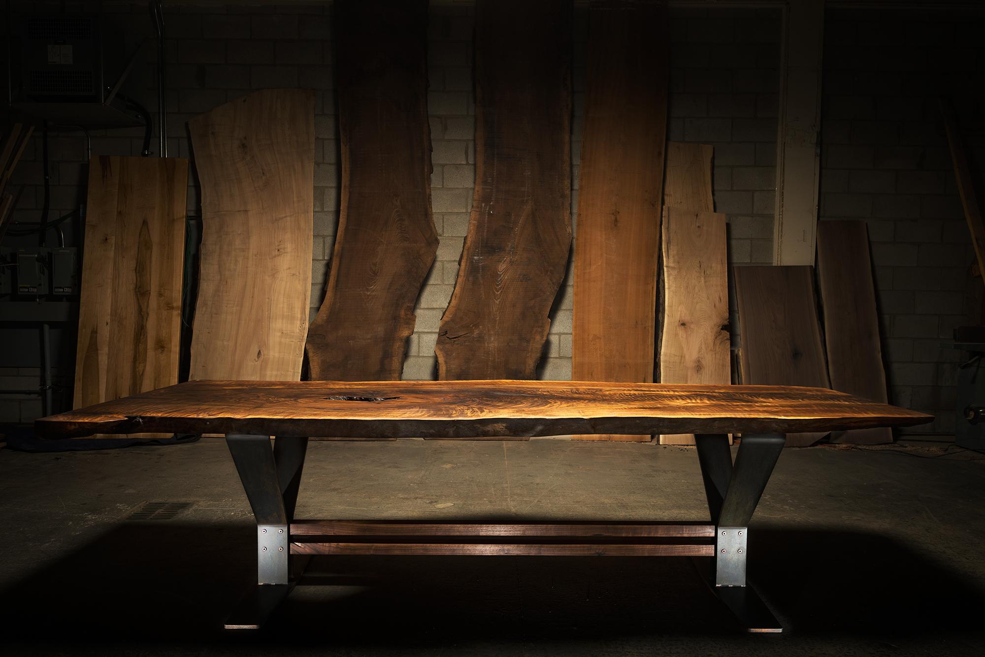 Unser Bedford-Esstisch mit lebendiger Kante wird auf Bestellung aus Claro-Nussbaumplatten handgefertigt und mit einem handgeriebenen Hartwachs- und Ölfinish versehen, das die wahre Schönheit des Holzes hervorhebt und eine natürliche, warme Note