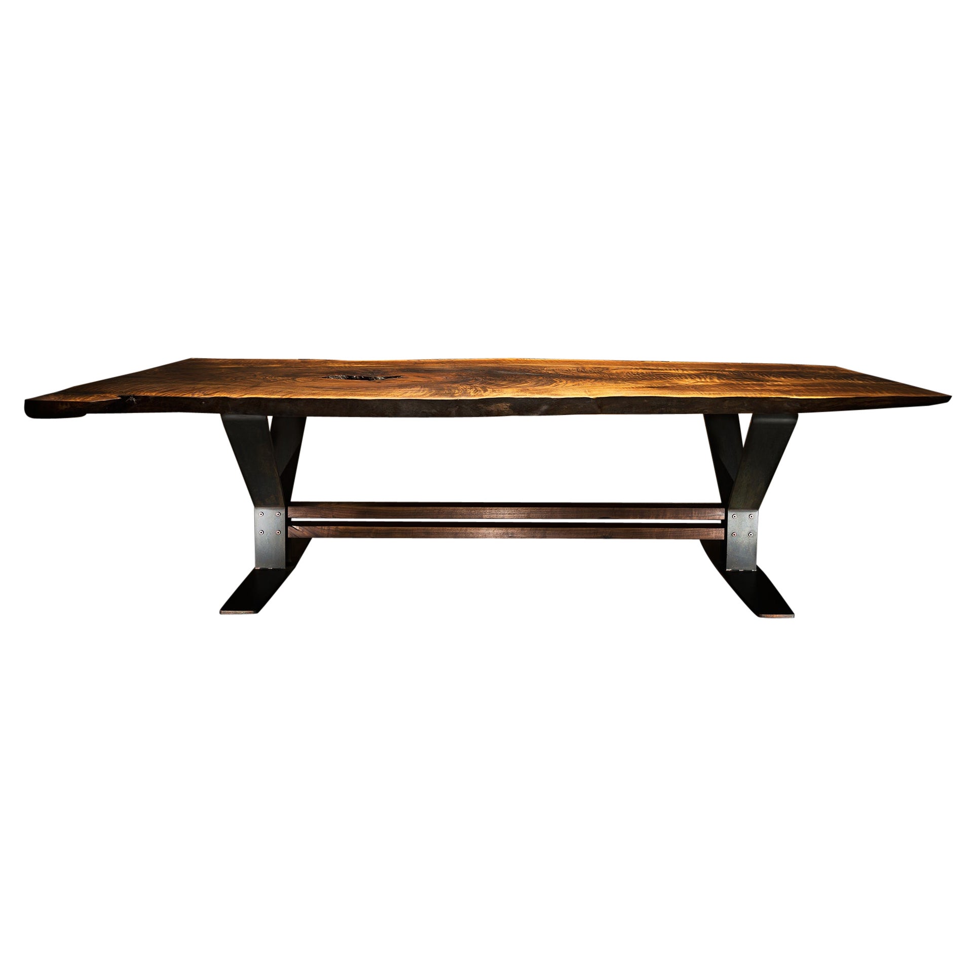 Mesa de Comedor con Borde Vivo Bedford, de Ambrozia, losa de nogal claro y acero ennegrecido