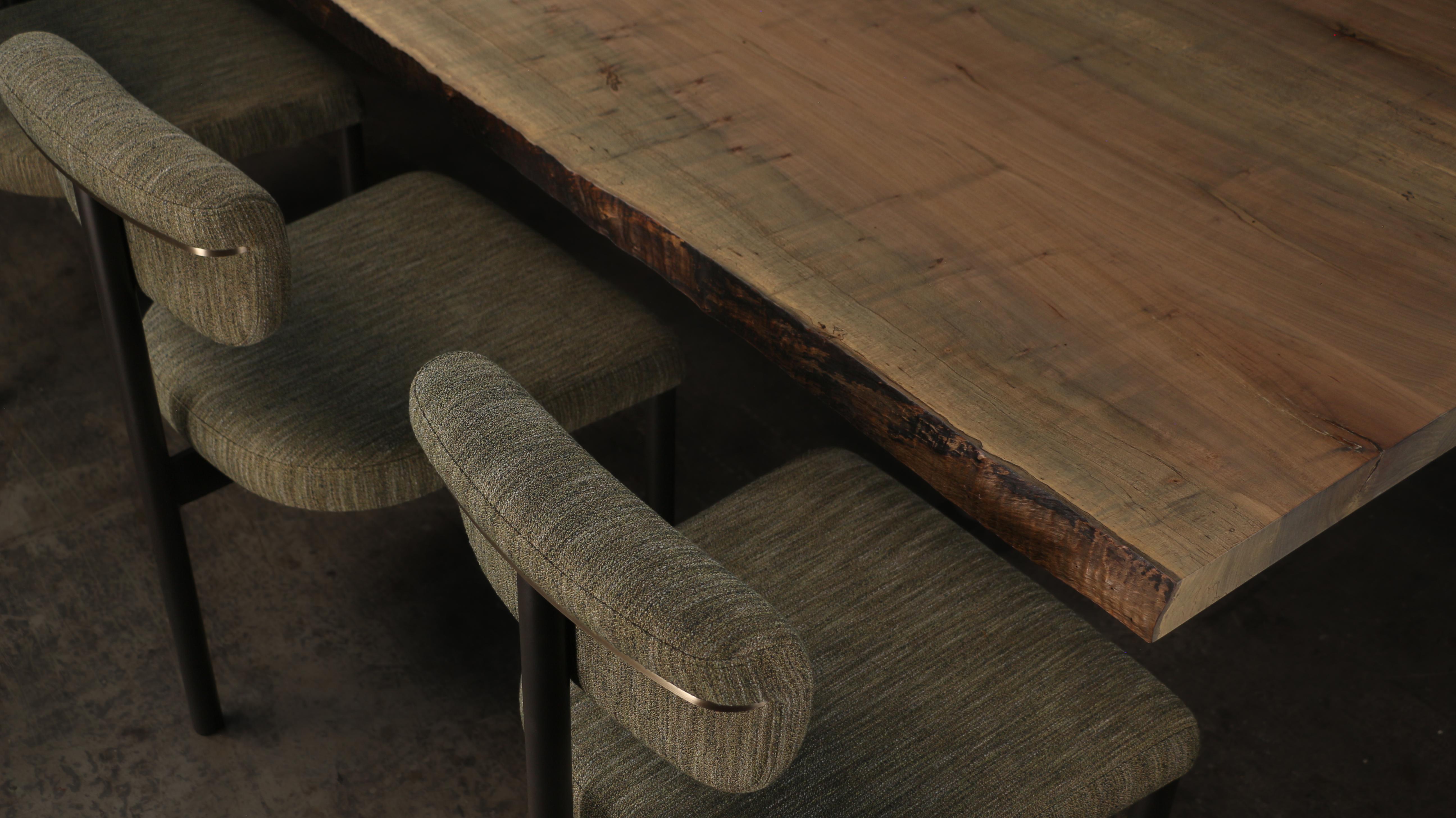 Table de salle à manger Bedford Live Edge - Fabriquée à la main sur commande

La table de salle à manger Bedford est composée de dalles à arêtes vives sélectionnées à la main, présentées ici en érable oxydé avec une finition à la cire dure et à