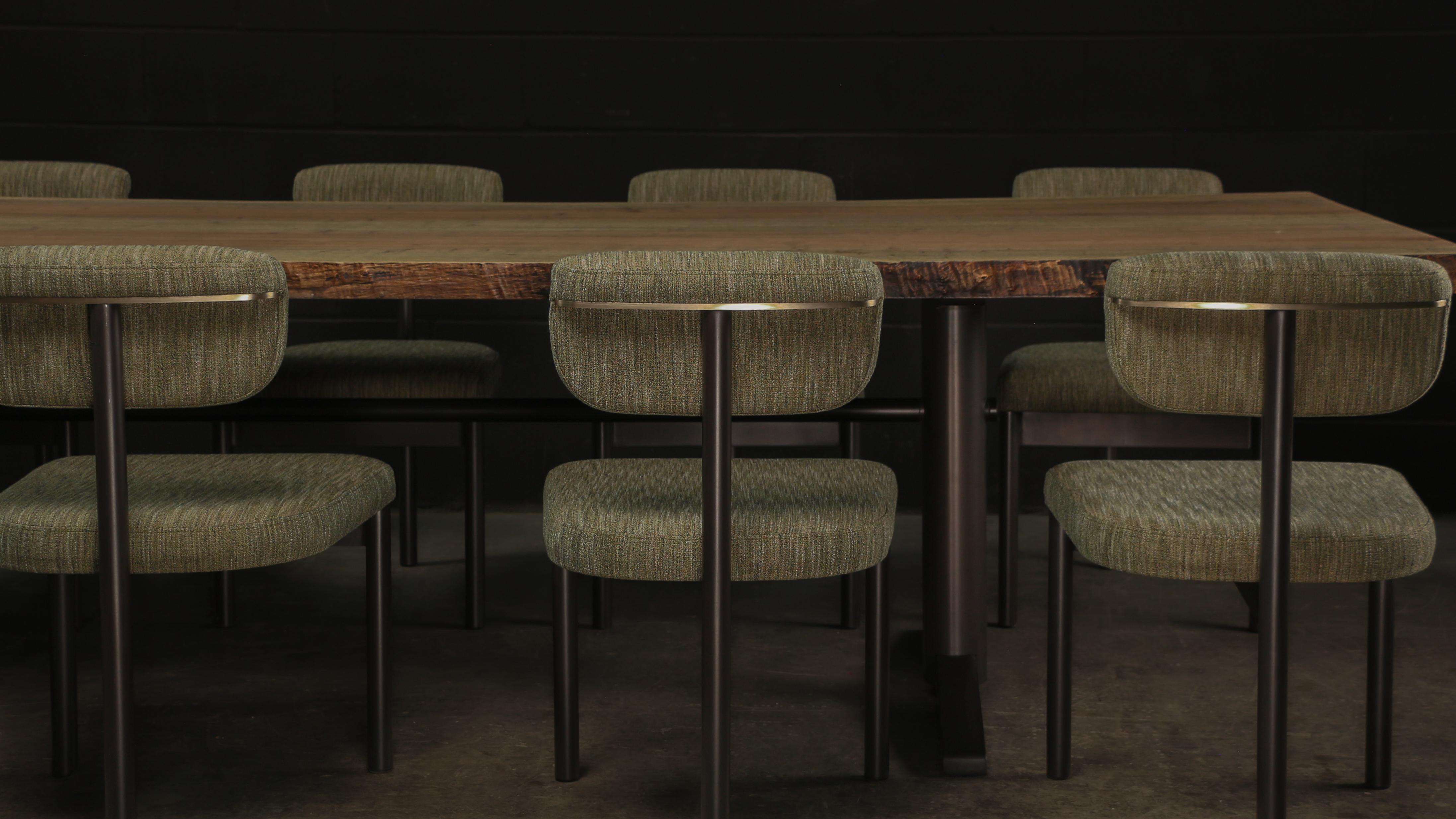 Moderne Table de salle à manger BEDFORD LiveEdge par AMBROZIA, dalle d'érable oxydé et acier noirci en vente