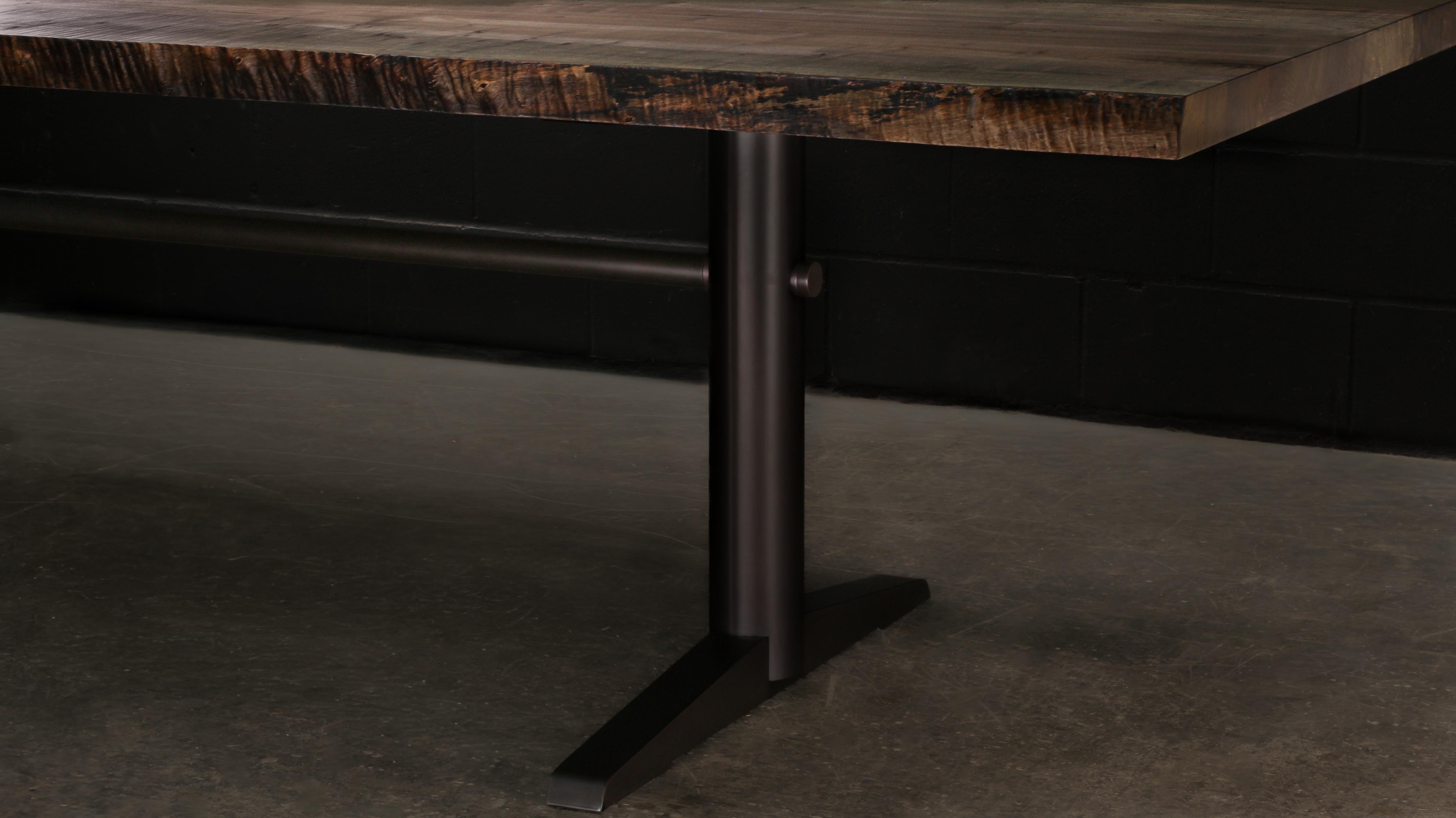 Canadien Table de salle à manger BEDFORD LiveEdge par AMBROZIA, dalle d'érable oxydé et acier noirci en vente