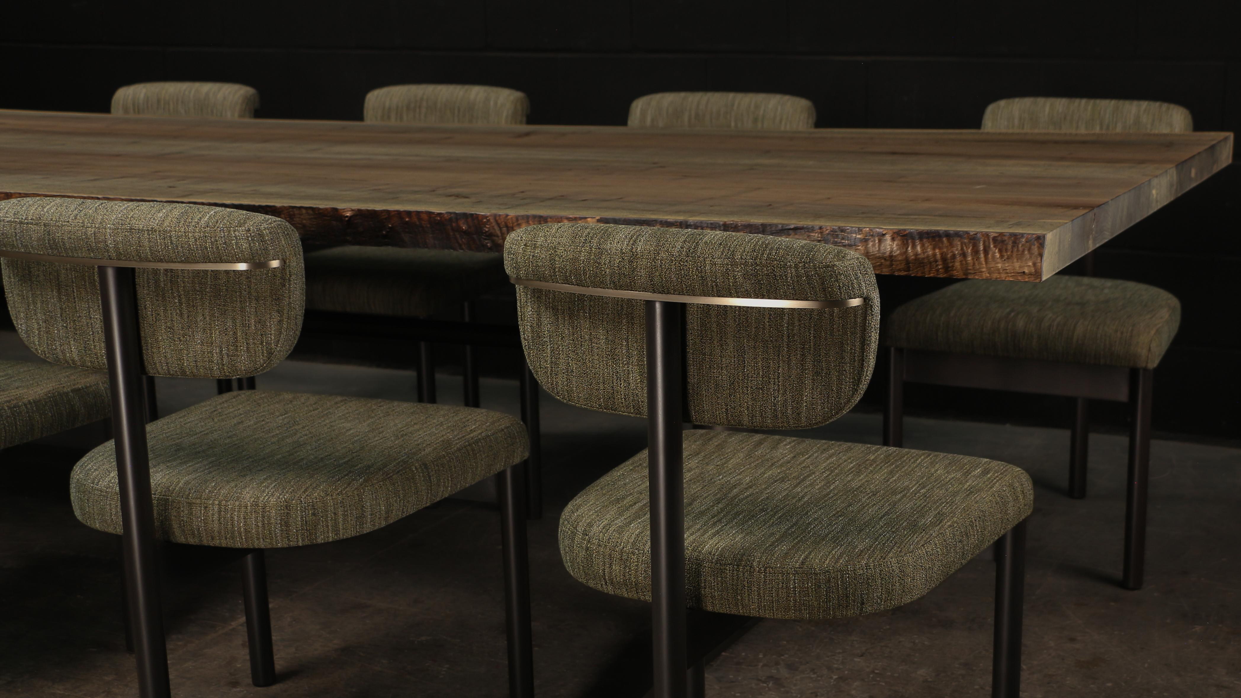 Blanchi Table de salle à manger BEDFORD LiveEdge par AMBROZIA, dalle d'érable oxydé et acier noirci en vente