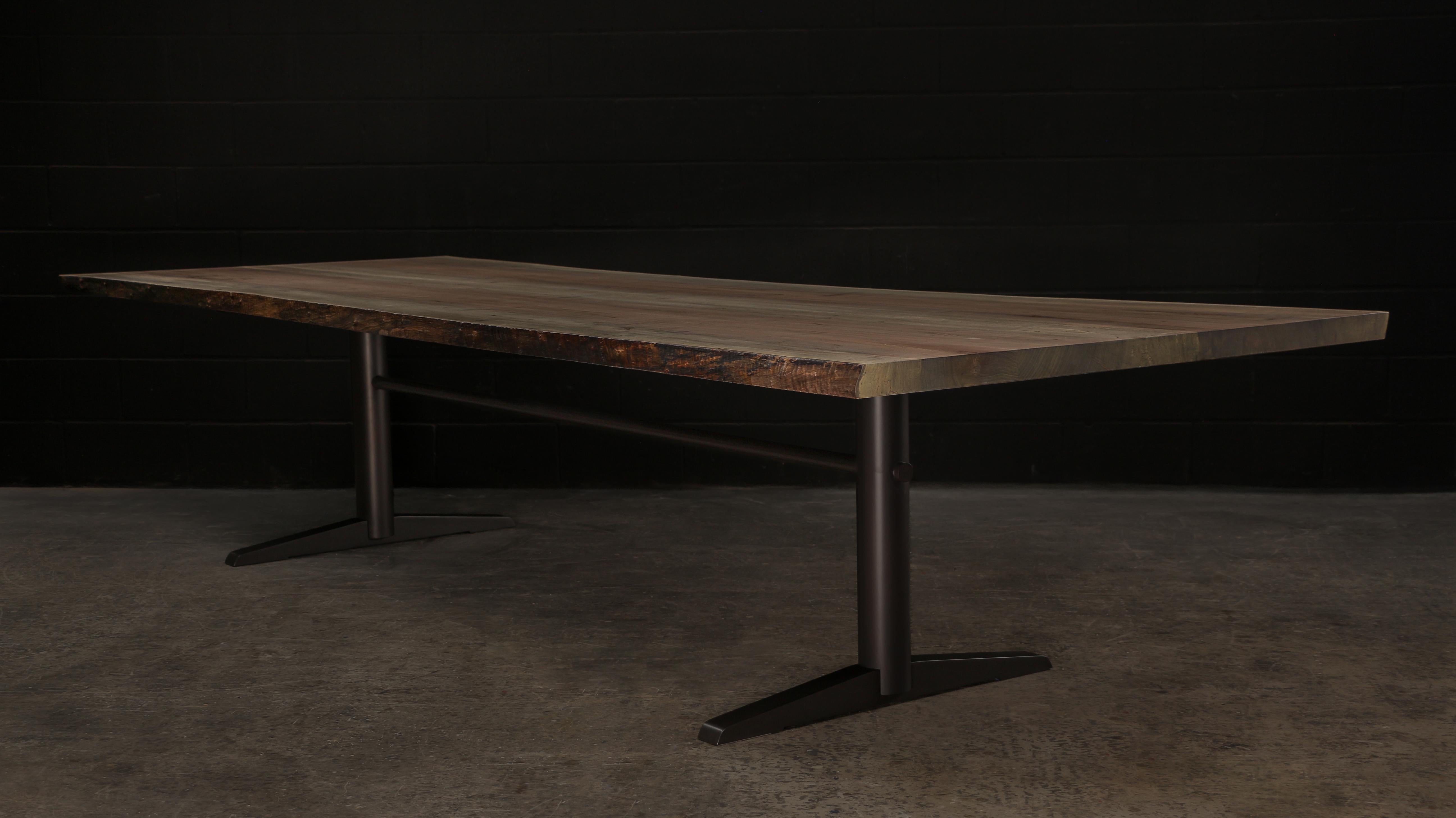 Table de salle à manger BEDFORD LiveEdge par AMBROZIA, dalle d'érable oxydé et acier noirci Neuf - En vente à Drummondville, Quebec