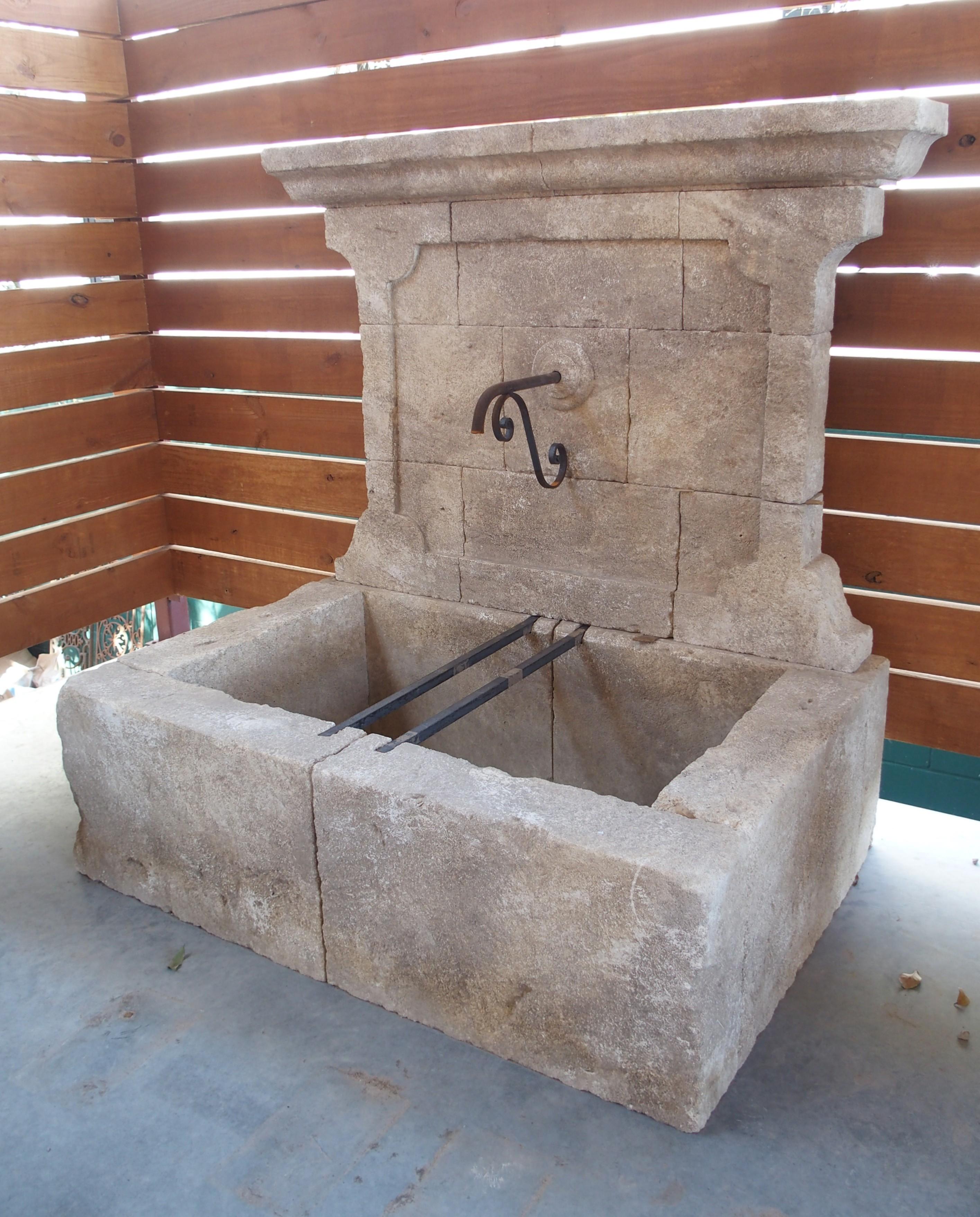 Wandbrunnen aus geschnitztem Kalkstein von Bédoin aus der Provence, Frankreich im Angebot 7