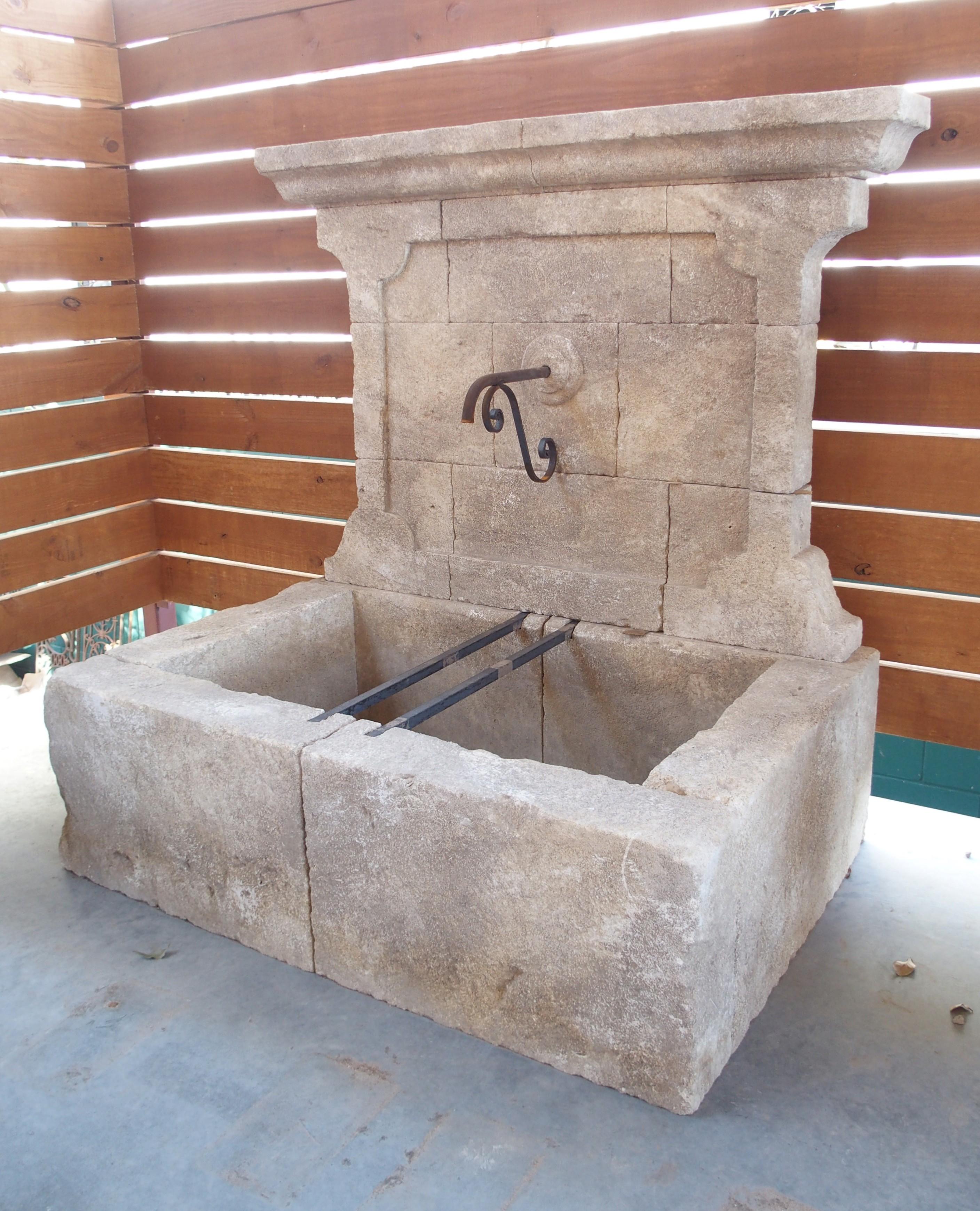 Dieser elegante und große Wandbrunnen stammt aus der Provence in Frankreich. Der Brunnen besteht aus 17 Stücken handgeschnitztem Estaillade-Kalkstein und hat eine schöne cremefarbene Patina mit weißen und dunkelgrauen Akzenten.

11 Steine bilden die