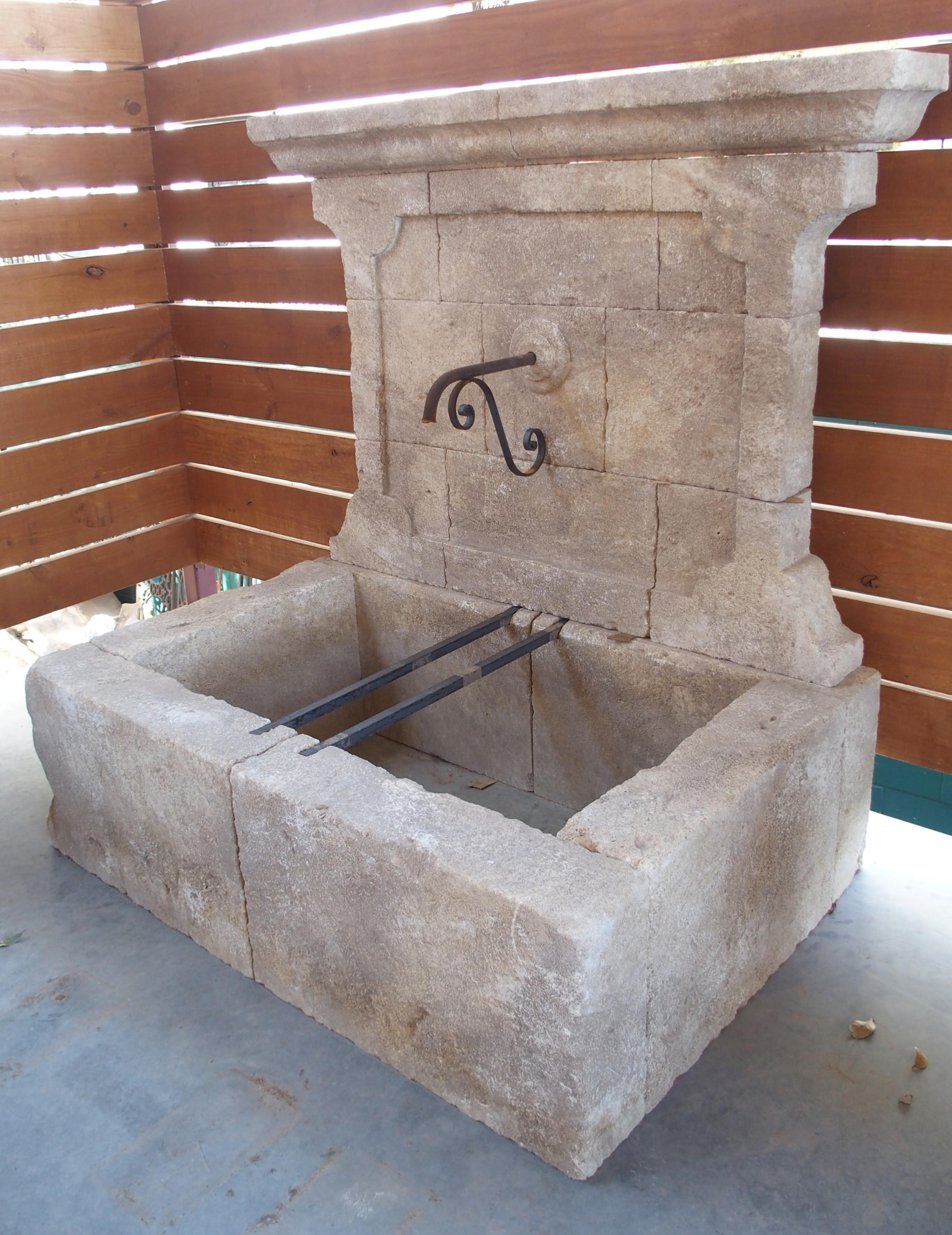 Wandbrunnen aus geschnitztem Kalkstein von Bédoin aus der Provence, Frankreich (Französisch) im Angebot