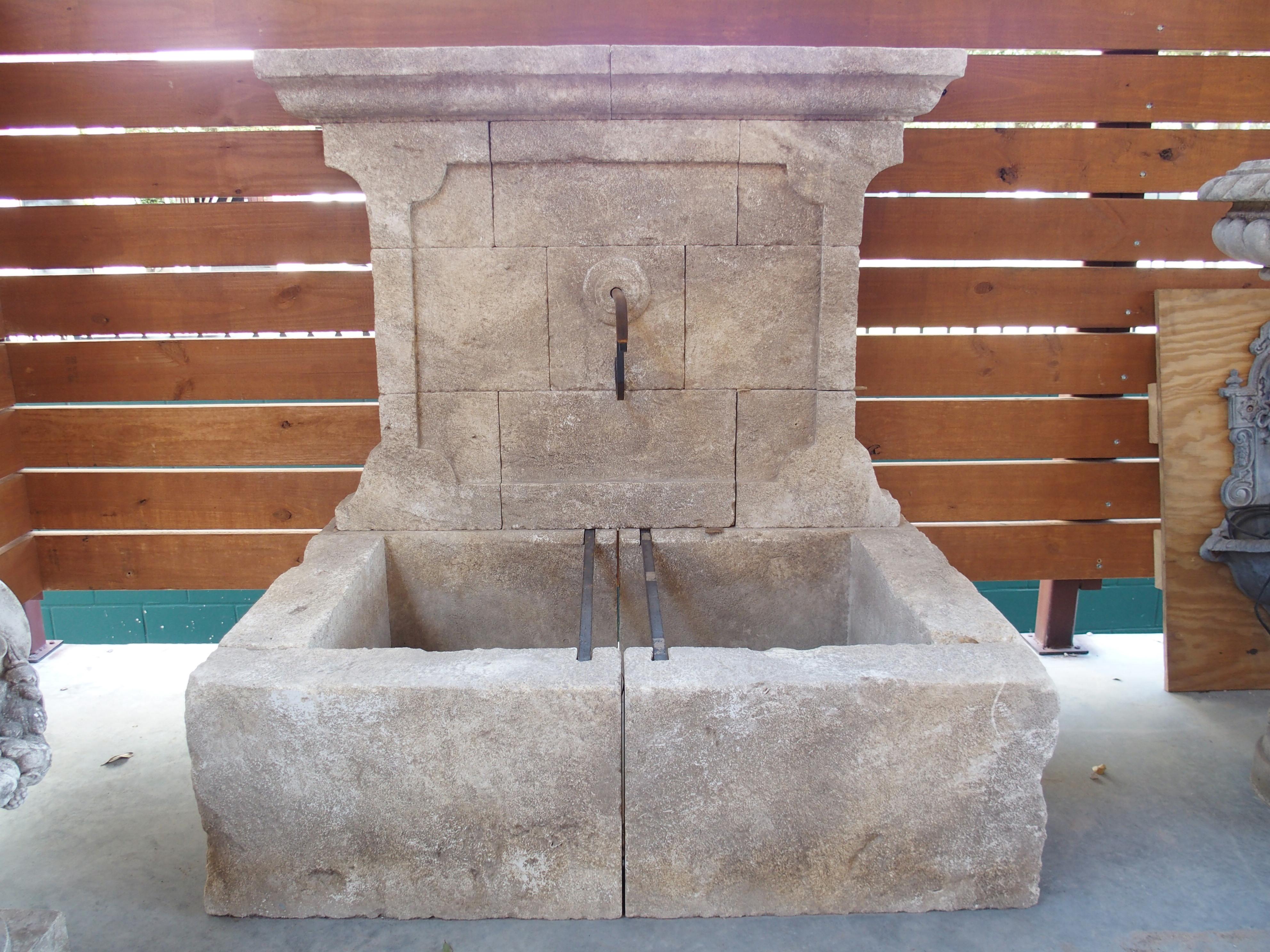 Wandbrunnen aus geschnitztem Kalkstein von Bédoin aus der Provence, Frankreich (Handgeschnitzt) im Angebot