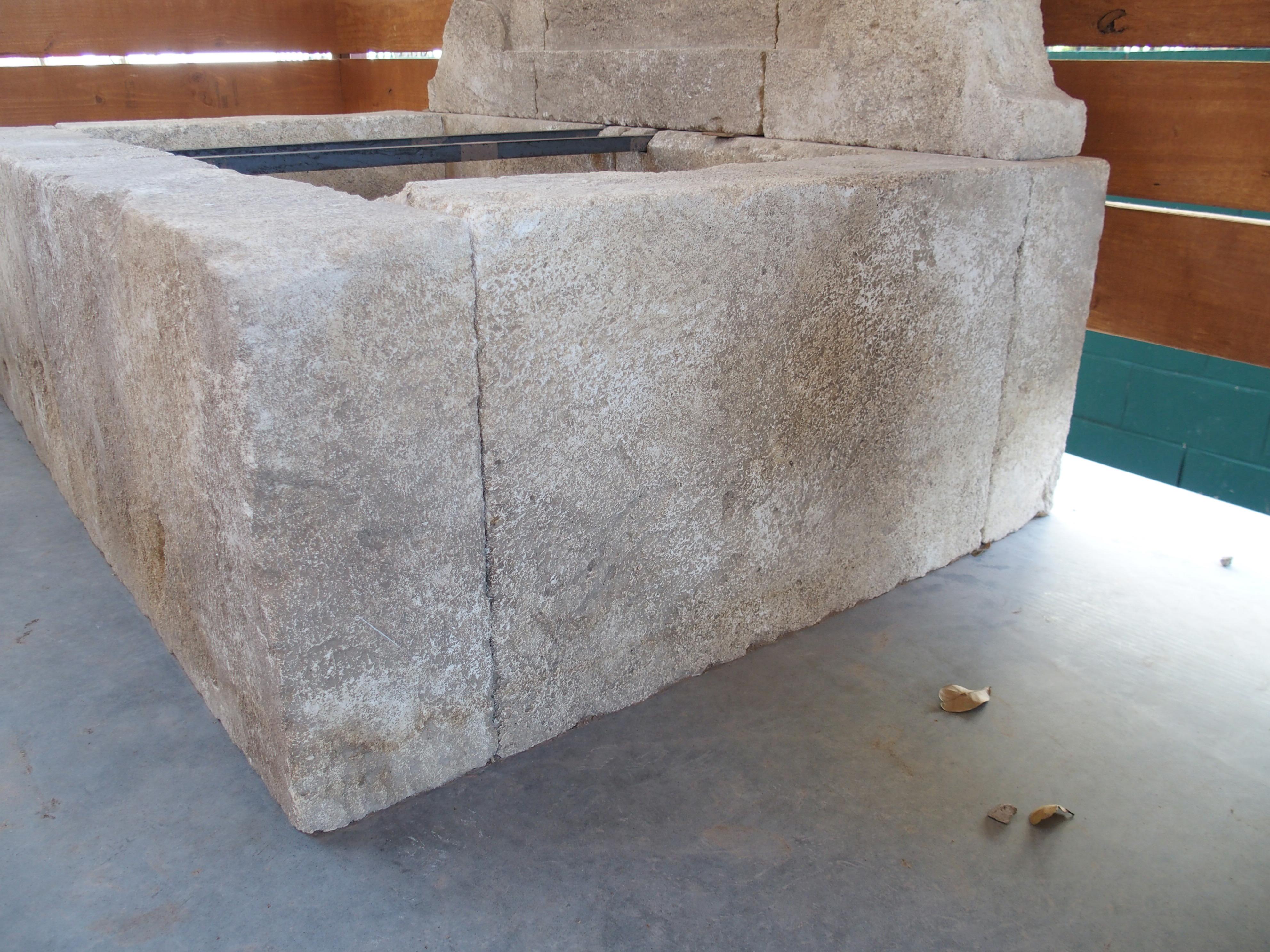 Wandbrunnen aus geschnitztem Kalkstein von Bédoin aus der Provence, Frankreich (Metall) im Angebot