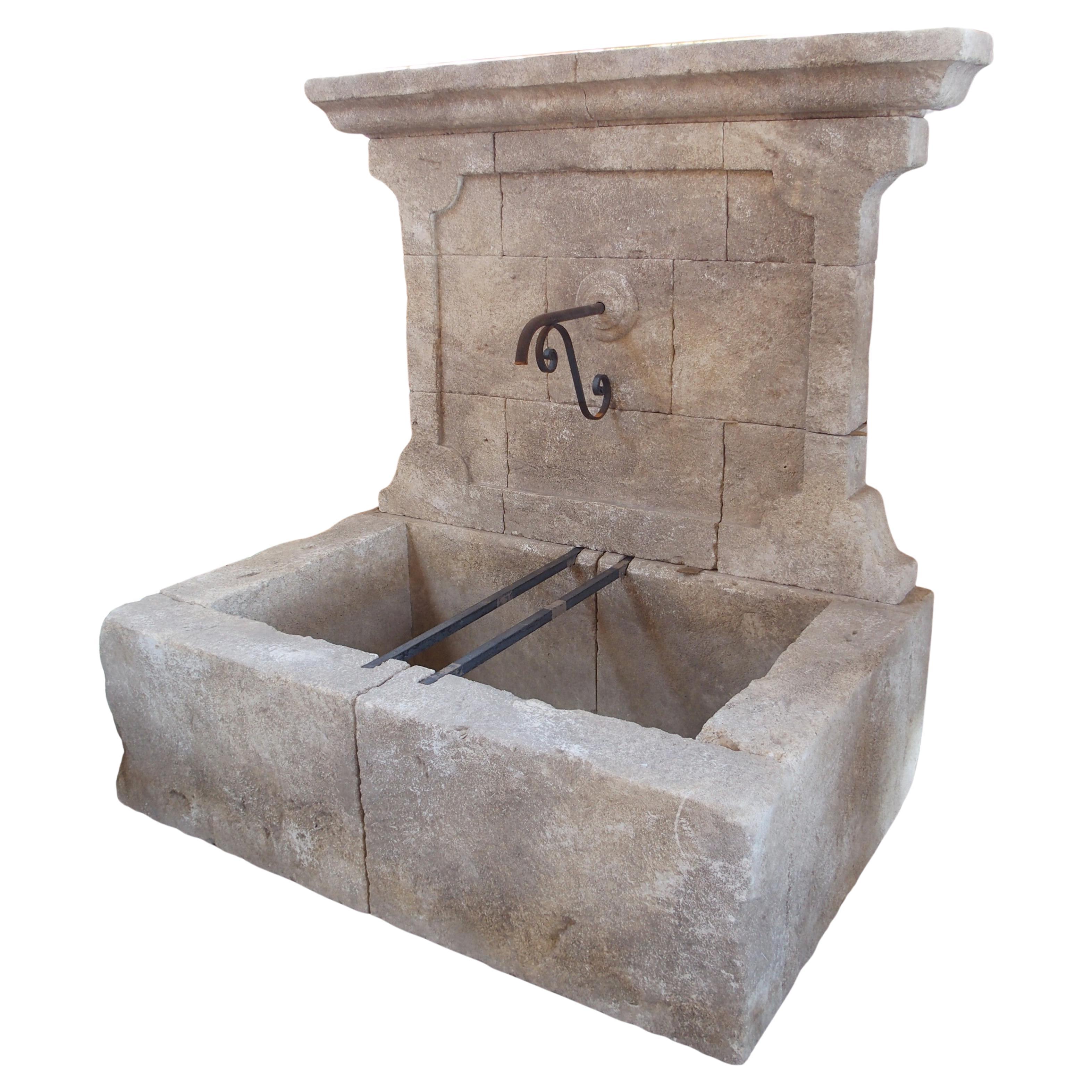 Fuente de pared de piedra caliza tallada de Bédoin, Provenza, Francia