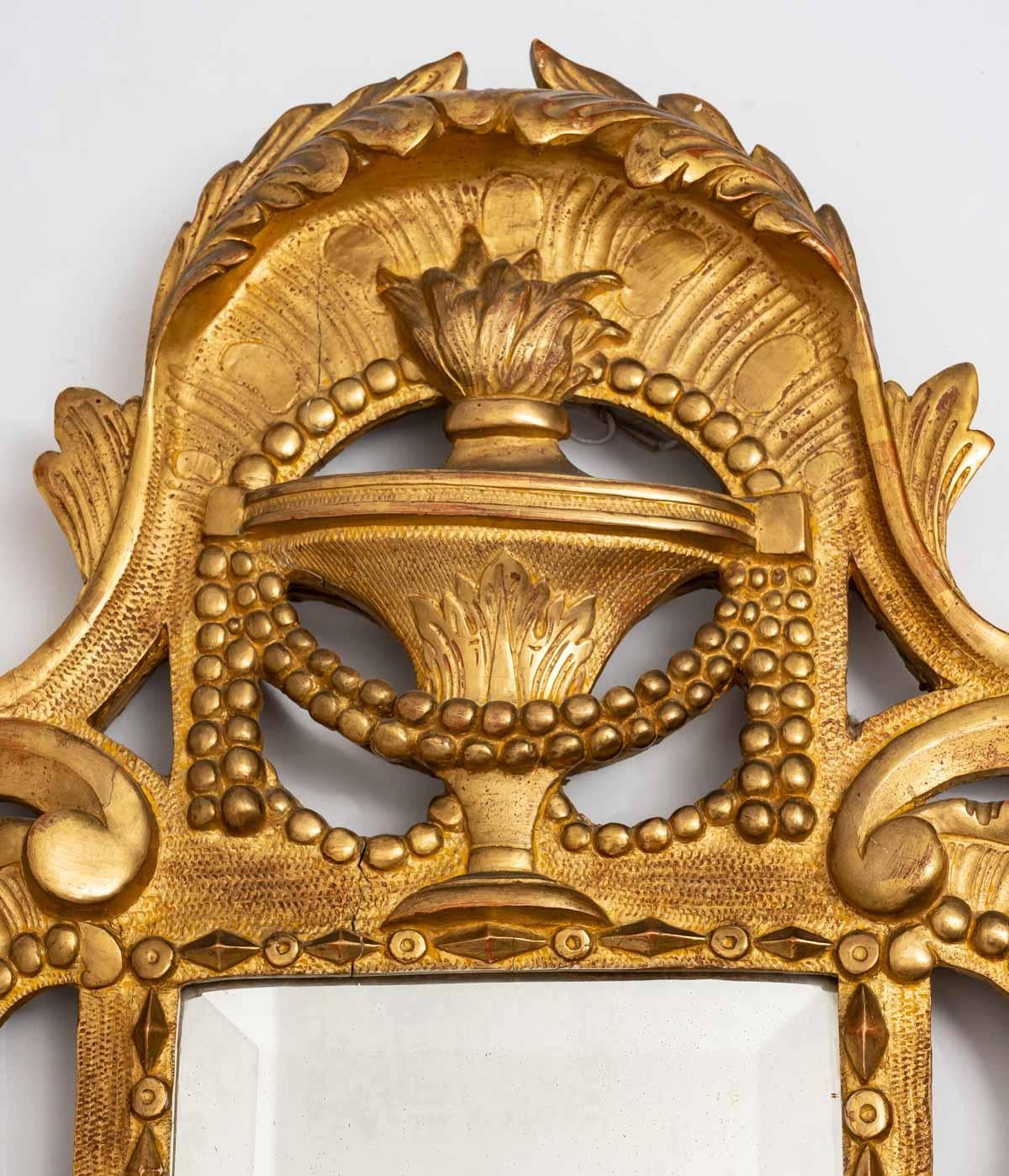 Rare miroir de chambre à coucher en bois doré (parfois appelé 