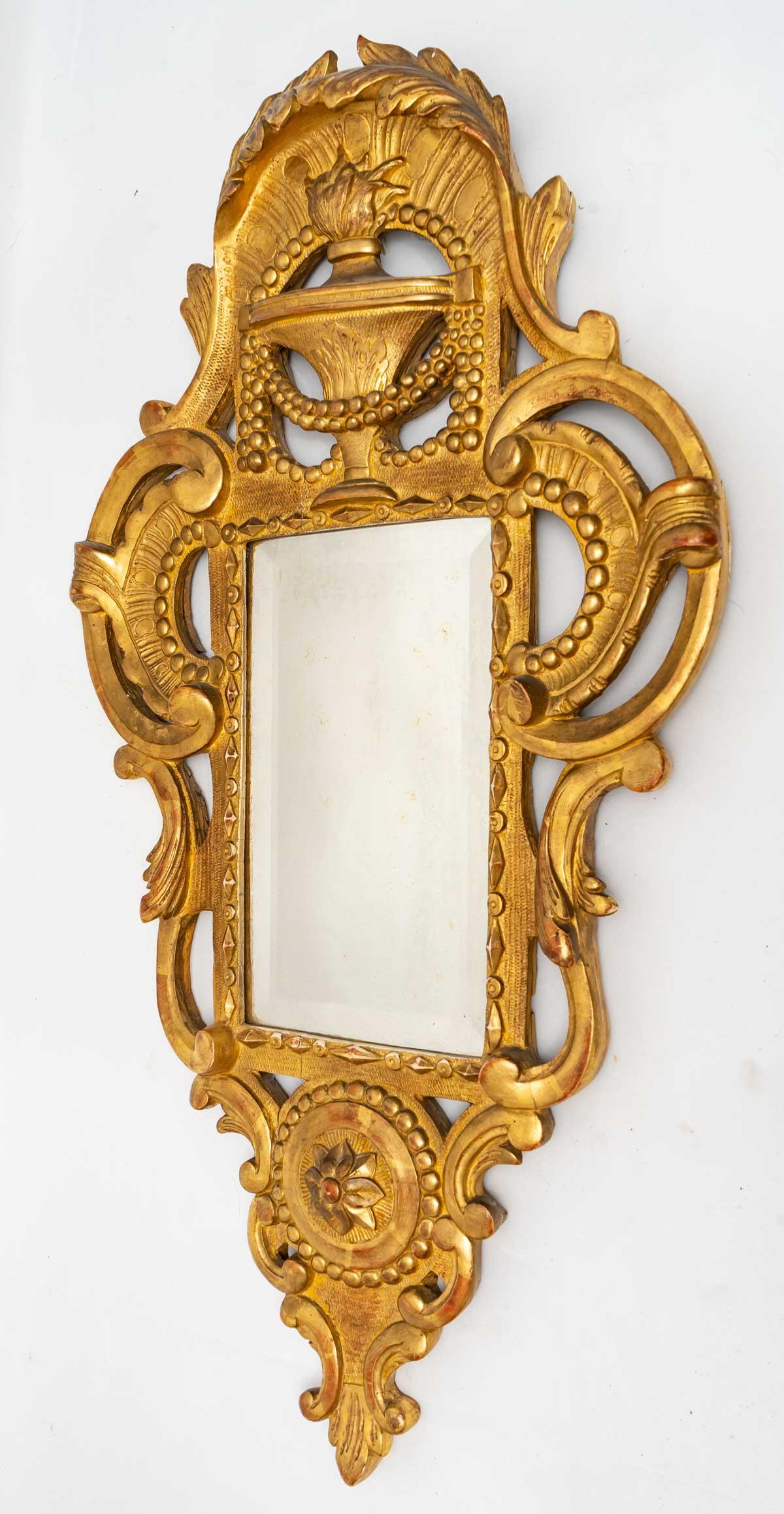 Français Miroir de chambre à coucher - Miroir de mariage - Bois doré - Période : XVIIIe siècle en vente