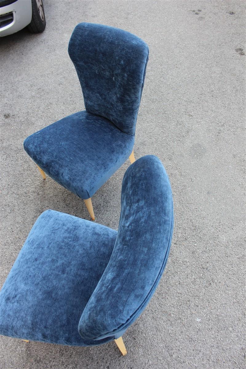 Chambre à coucher Paire de chaises Design italien du milieu du siècle Tissu bleu Pieds blancs en vente 4