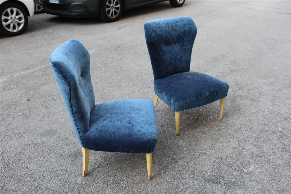 Chambre à coucher Paire de chaises Design italien du milieu du siècle Tissu bleu Pieds blancs Bon état - En vente à Palermo, Sicily