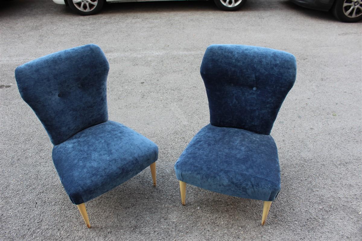 Milieu du XXe siècle Chambre à coucher Paire de chaises Design italien du milieu du siècle Tissu bleu Pieds blancs en vente