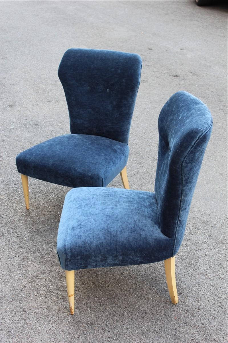 Velours Chambre à coucher Paire de chaises Design italien du milieu du siècle Tissu bleu Pieds blancs en vente