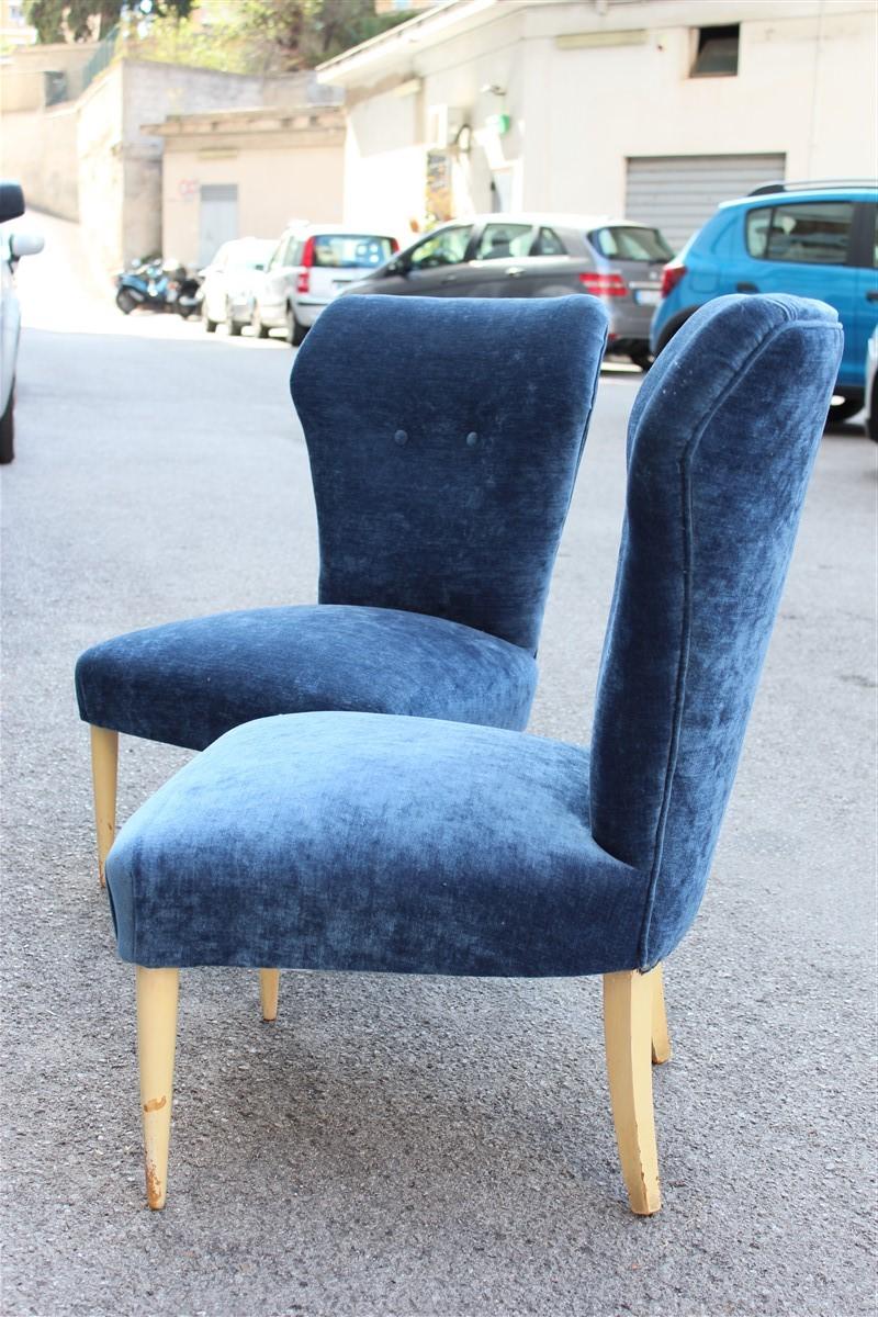 Chambre à coucher Paire de chaises Design italien du milieu du siècle Tissu bleu Pieds blancs en vente 1