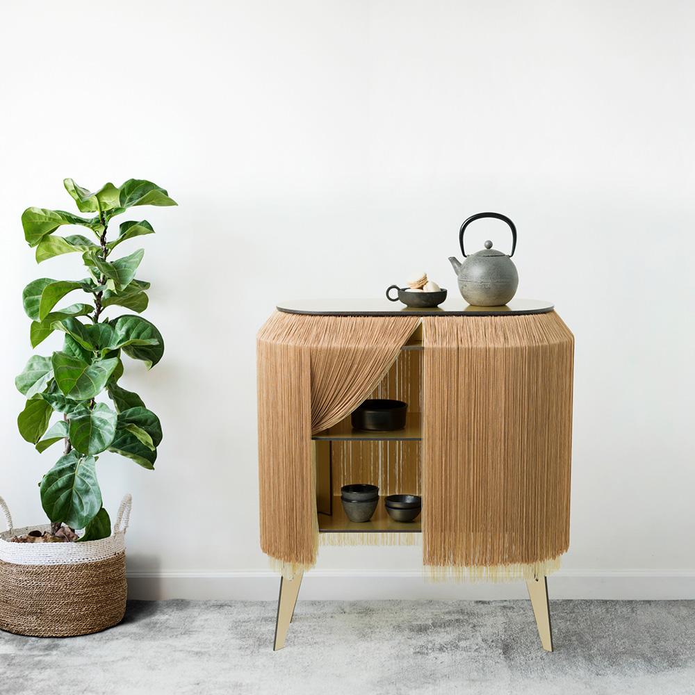 Das Baby Alpaga zeichnet sich durch seine langen Viskosefransen aus und bietet einen raffinierten Look, der an ein Miniatur-Boudoir auf Beinen erinnert. Dieser originelle Nachttisch ermöglicht es Ihnen, geheime Gegenstände diskret hinter den