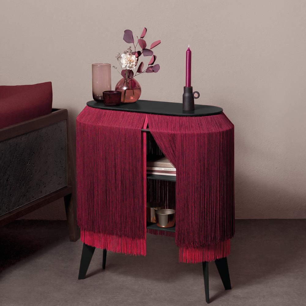 Baby Alpaga is distinguished by its long viscose fringes, offering a refined appearance reminiscent of a miniature boudoir on legs. This original bedside cabinet allows for discreet storage of secret objects behind these elegant fringes.

This