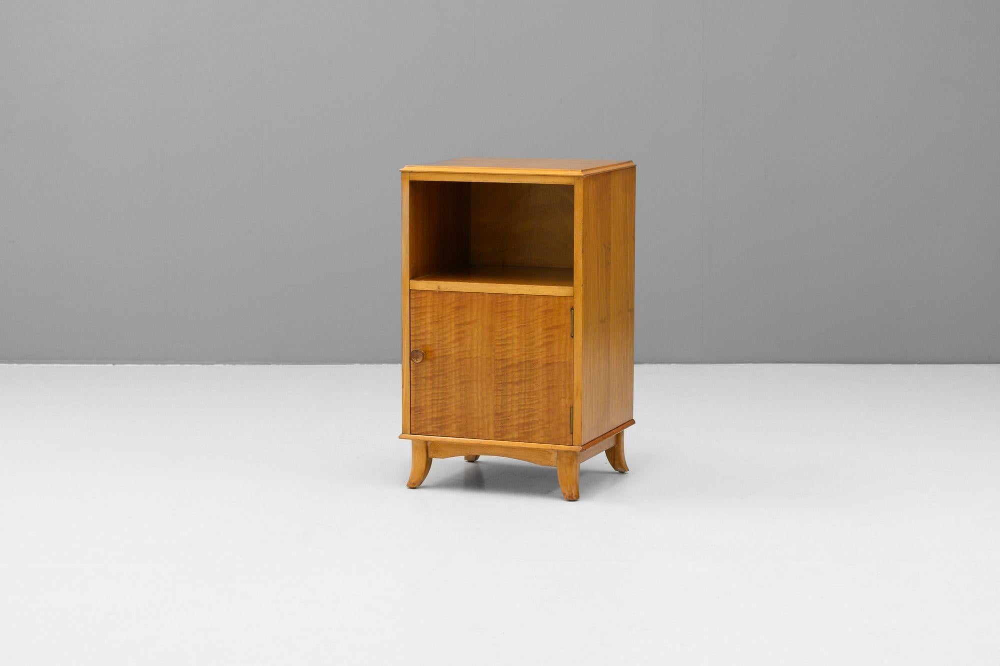 Comodino piccolo della metà del secolo scorso di Vesper Furniture. Circa 1970.
H. H. 66,5 cm x L. 40 cm x P. 37 cm