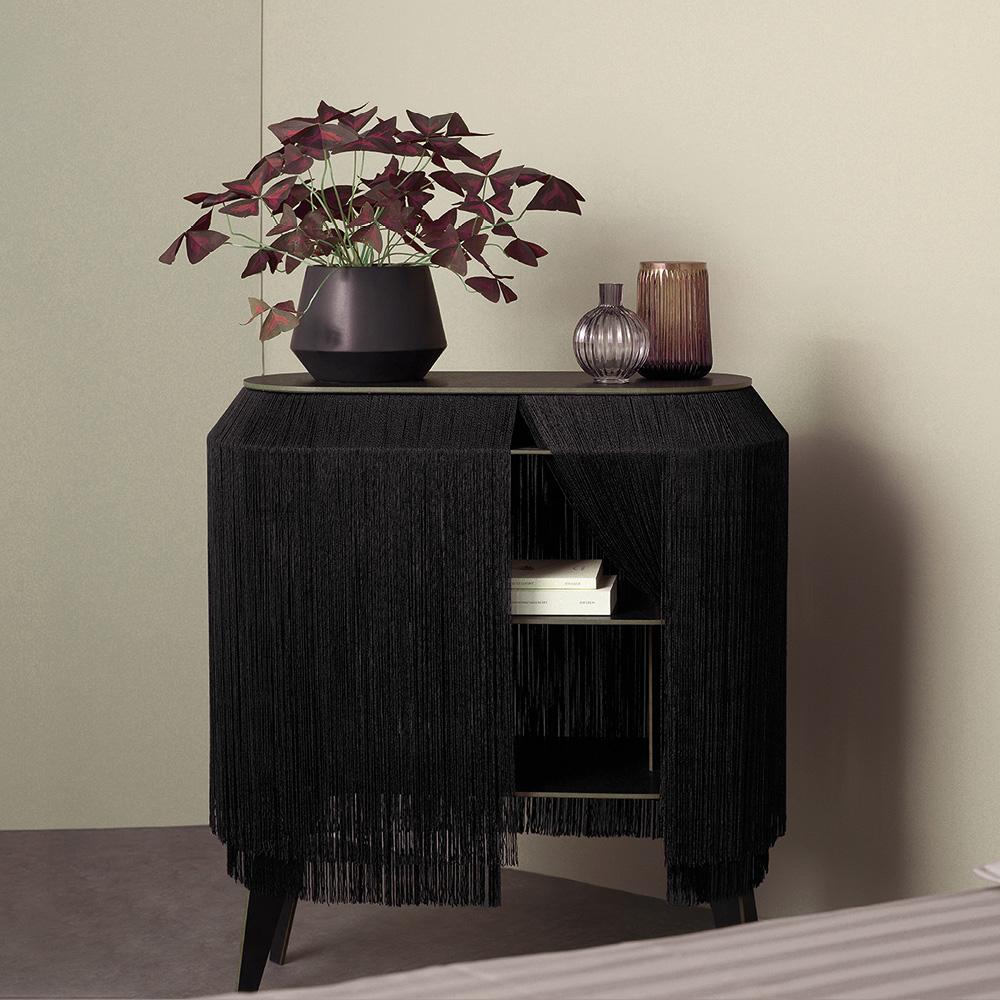 Baby Alpaga is distinguished by its long viscose fringes, offering a refined appearance reminiscent of a miniature boudoir on legs. This original bedside cabinet allows for discreet storage of secret objects behind these elegant fringes.

This