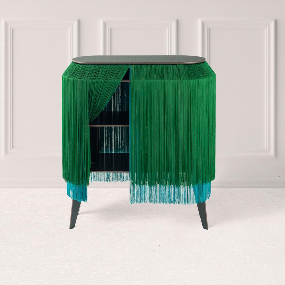 Baby Alpaga se distingue par ses longues franges en viscose, offrant un aspect raffiné rappelant un boudoir miniature sur pieds. Cette table de chevet originale permet de ranger discrètement des objets secrets derrière ces élégantes franges.

Ce