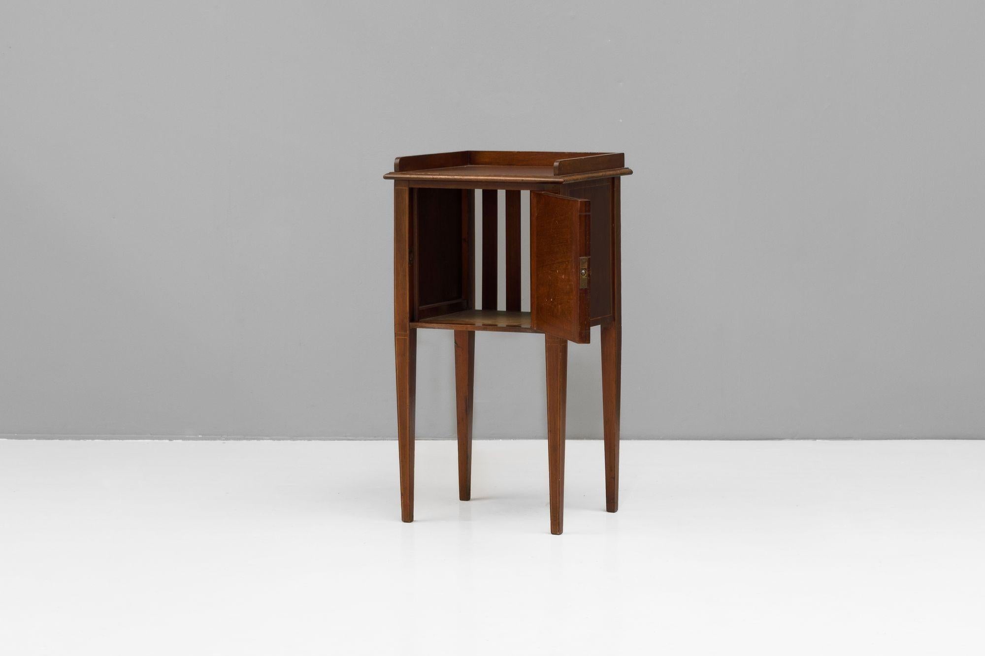 Edwardian mahogany single door bedside cupboard on tapered legs. Circa189
H 76cm x W 41cm x D 36cm

