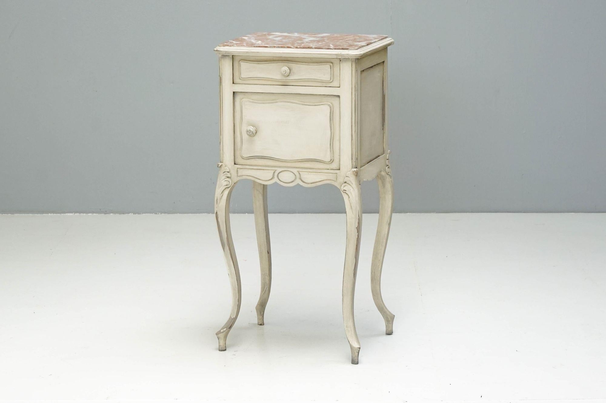Comodino con piano in marmo rosa su gambe cabriole (ridipinto).